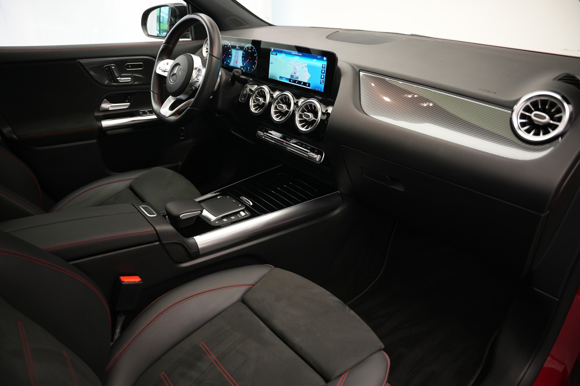 MERCEDES-BENZ GLA 200 AMG Line 7G-DCT *CH-Fahrzeug* *Panorama*-image-18