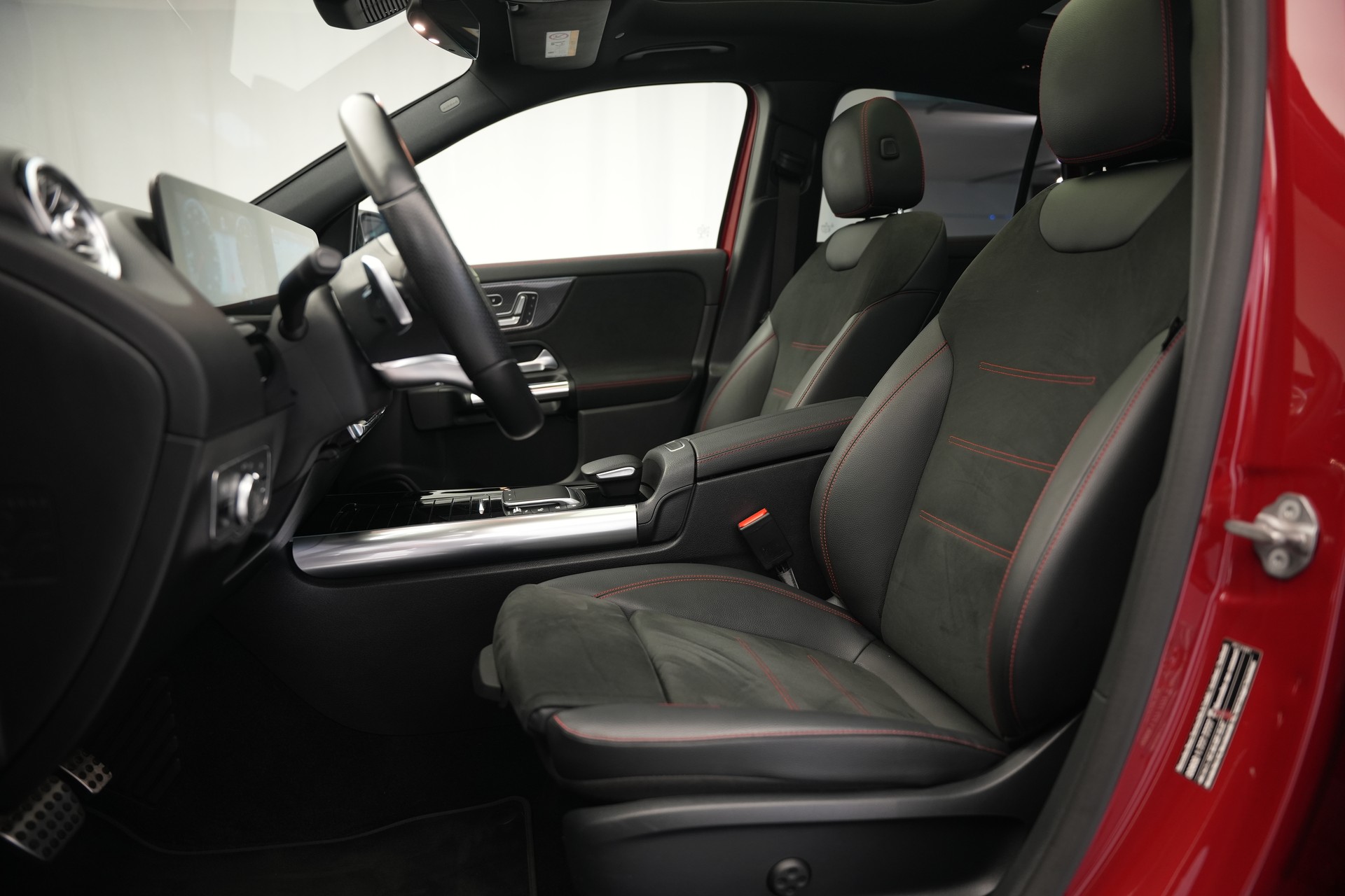 MERCEDES-BENZ GLA 200 AMG Line 7G-DCT *CH-Fahrzeug* *Panorama*-image-12