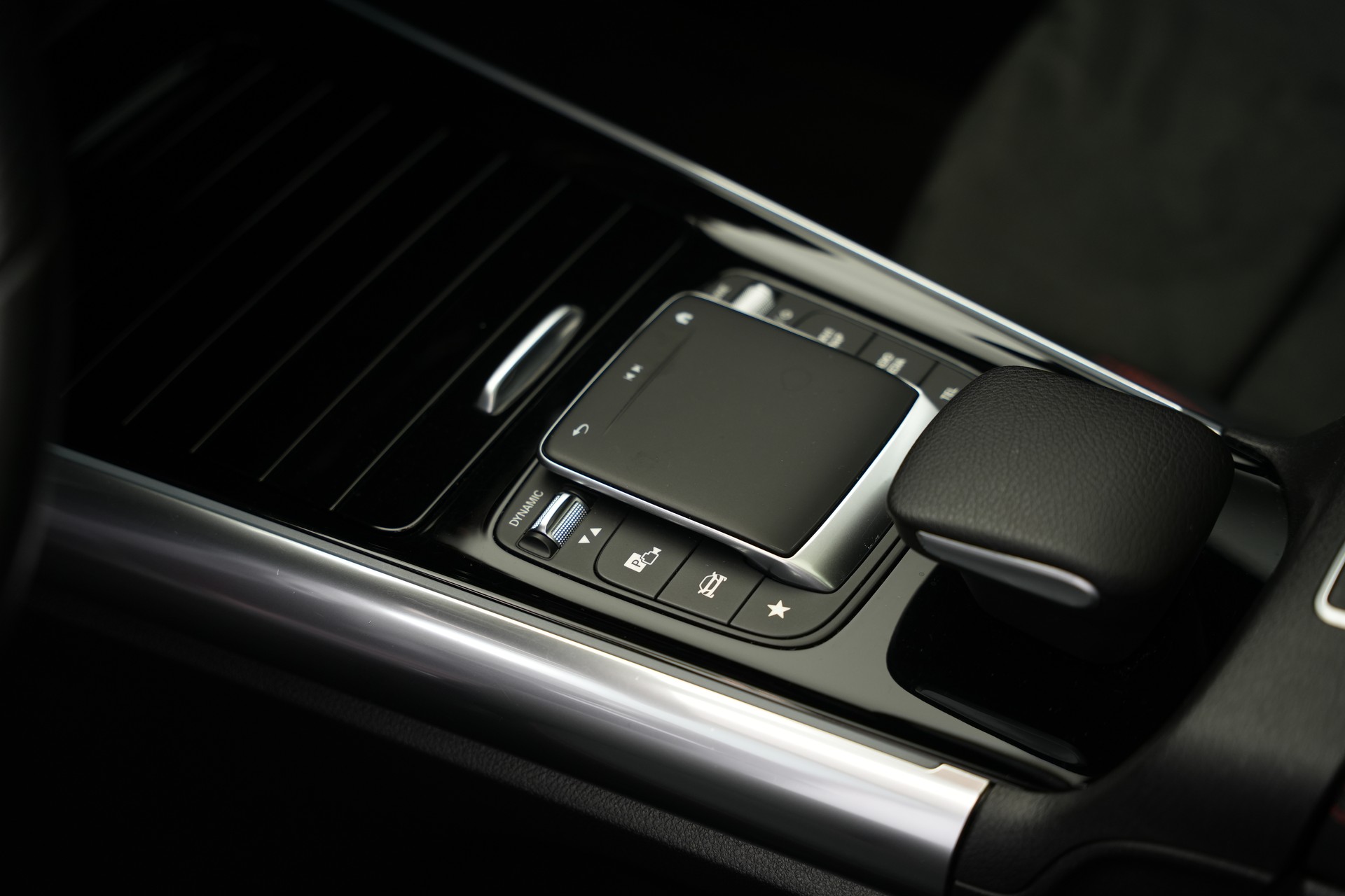 MERCEDES-BENZ GLA 200 AMG Line 7G-DCT *CH-Fahrzeug* *Panorama*-image-23