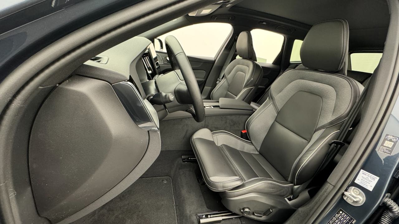 VOLVO XC60 B5 Benzin Mild Hybrid AWD Black Edition Geartronic-image-4