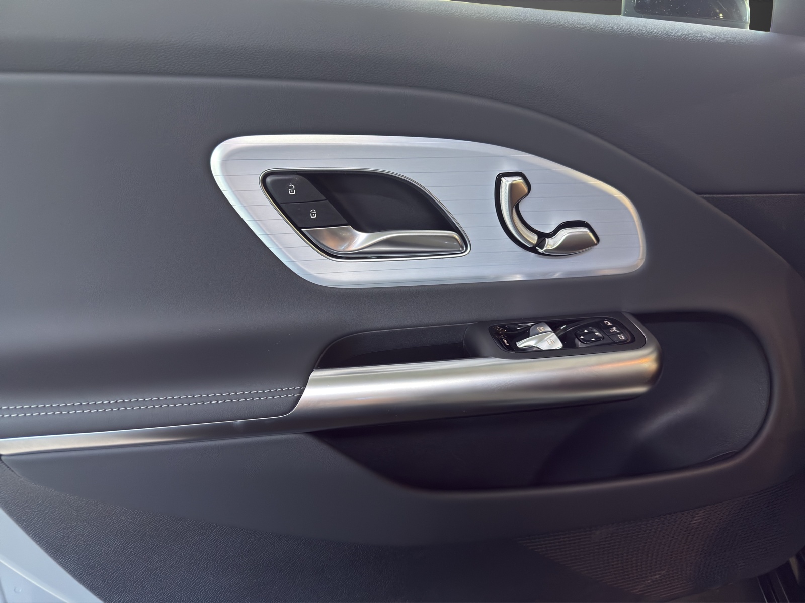 MERCEDES-BENZ CLA 220 4MATIC Shooting Brake-image-12