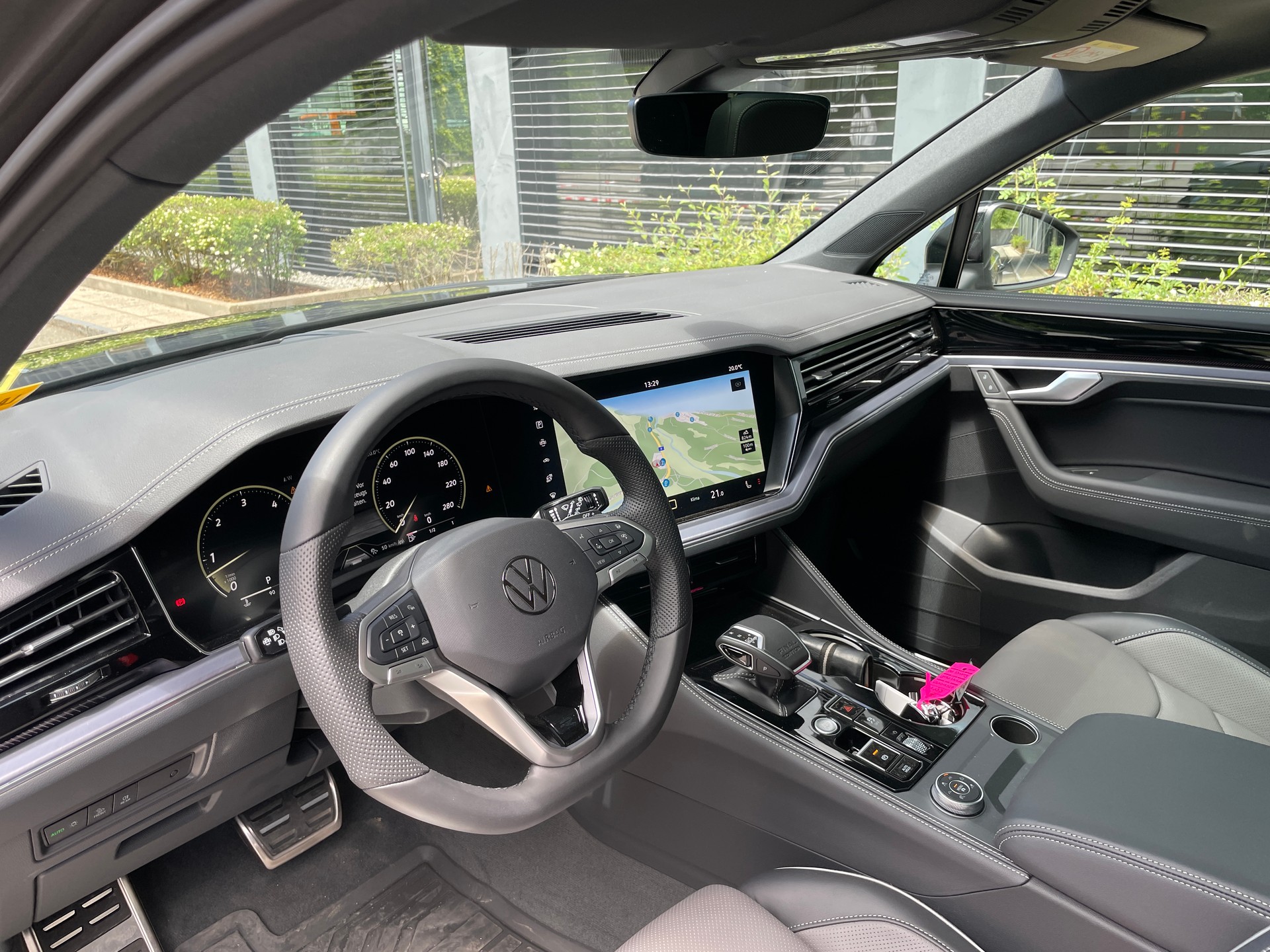 VW Touareg 3.0 TDI R-Line Tiptronic Final Edition-image-12