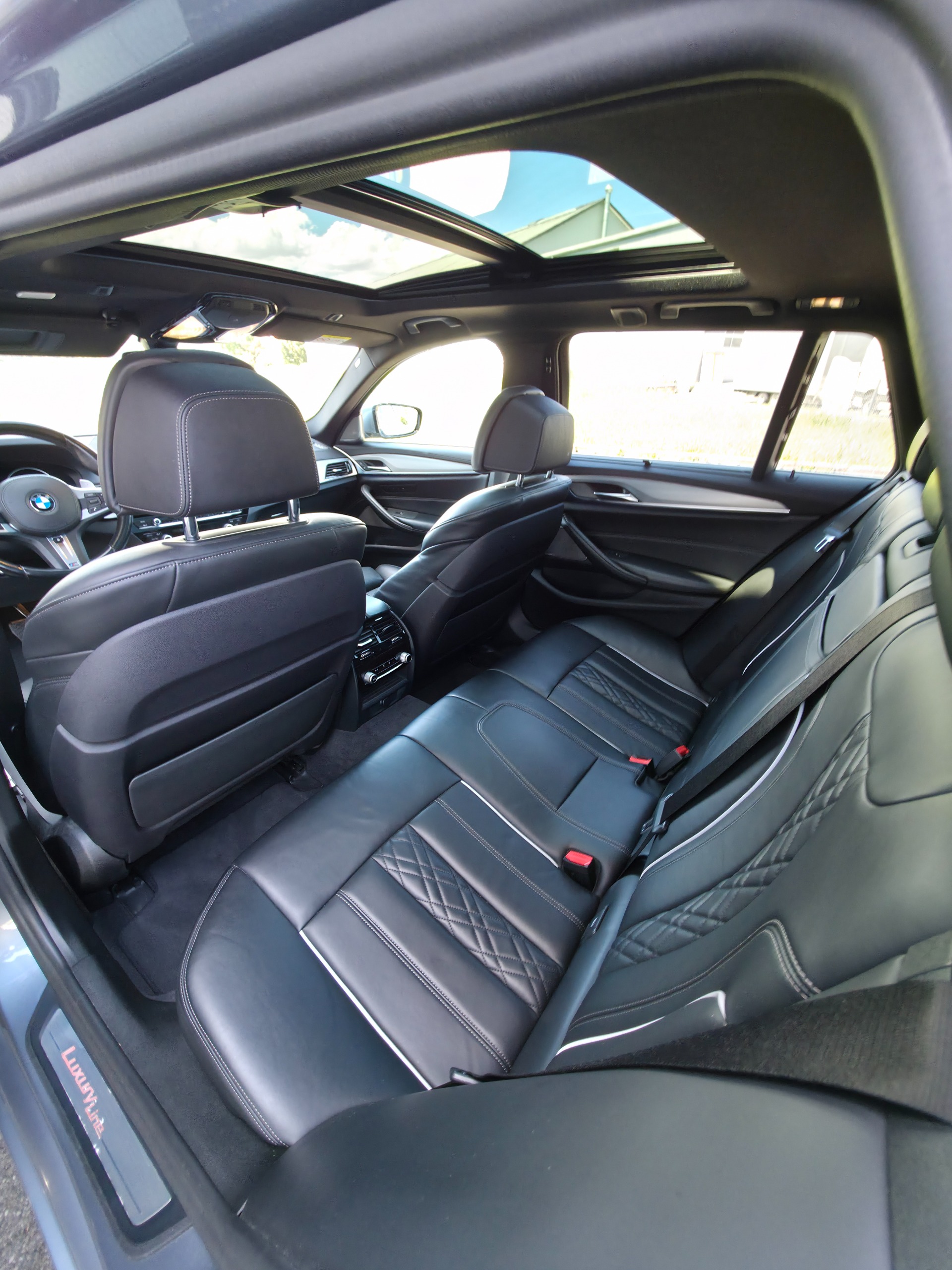 BMW BMW 540i xDrive Touring Luxury Line Steptronic-image-5