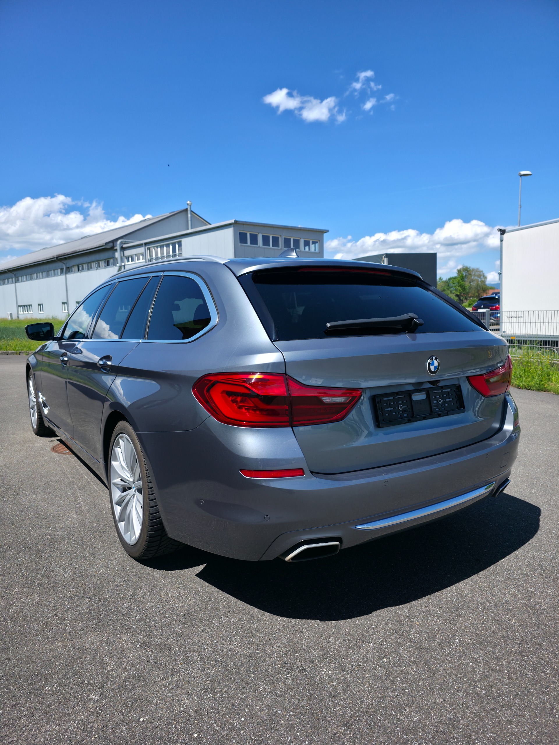 BMW BMW 540i xDrive Touring Luxury Line Steptronic-image-2