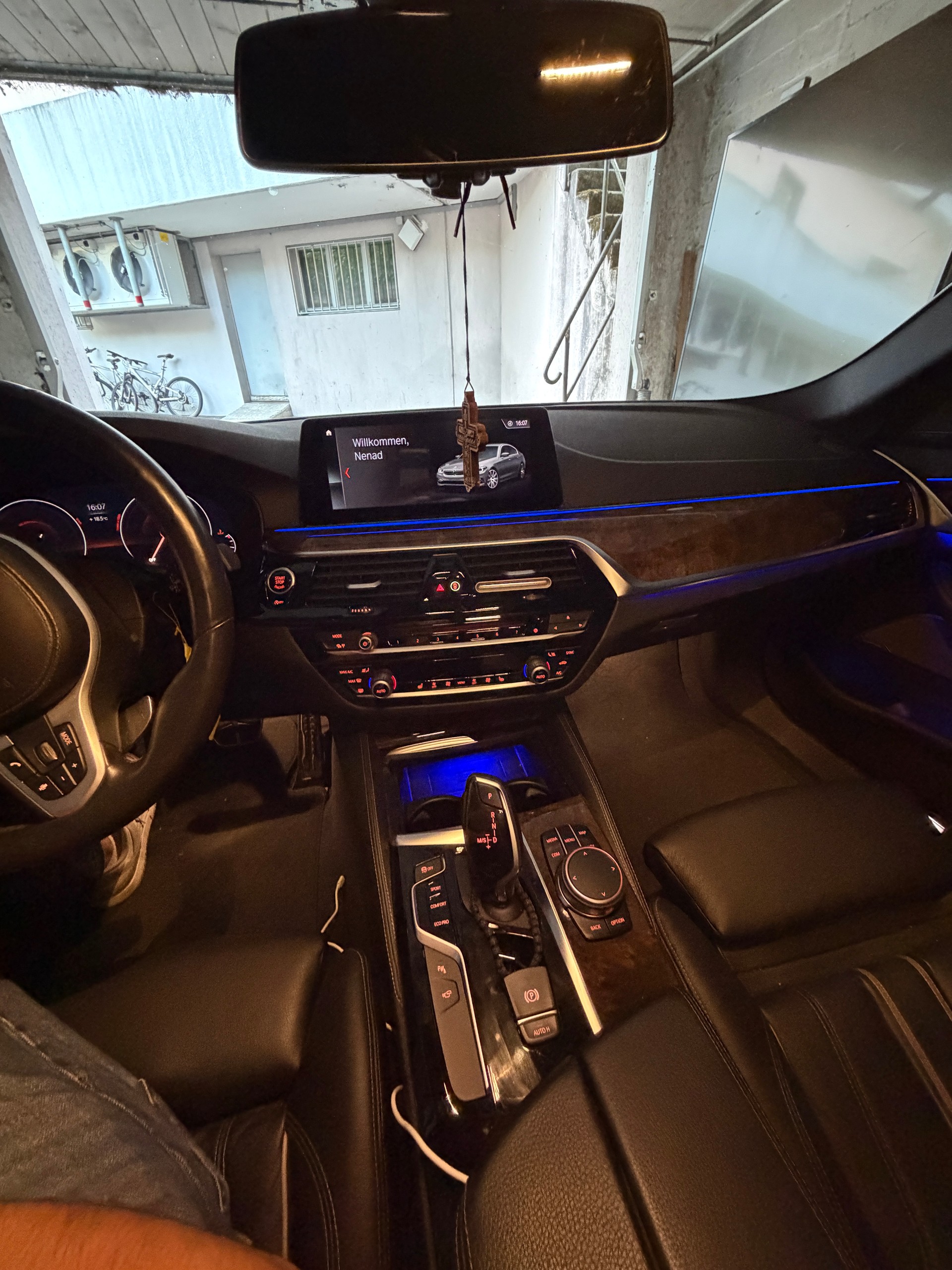 BMW 530i xDrive-image-2