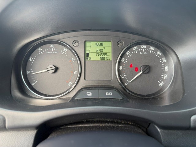 SKODA Fabia 1.2 TSI Ambiente-image-10