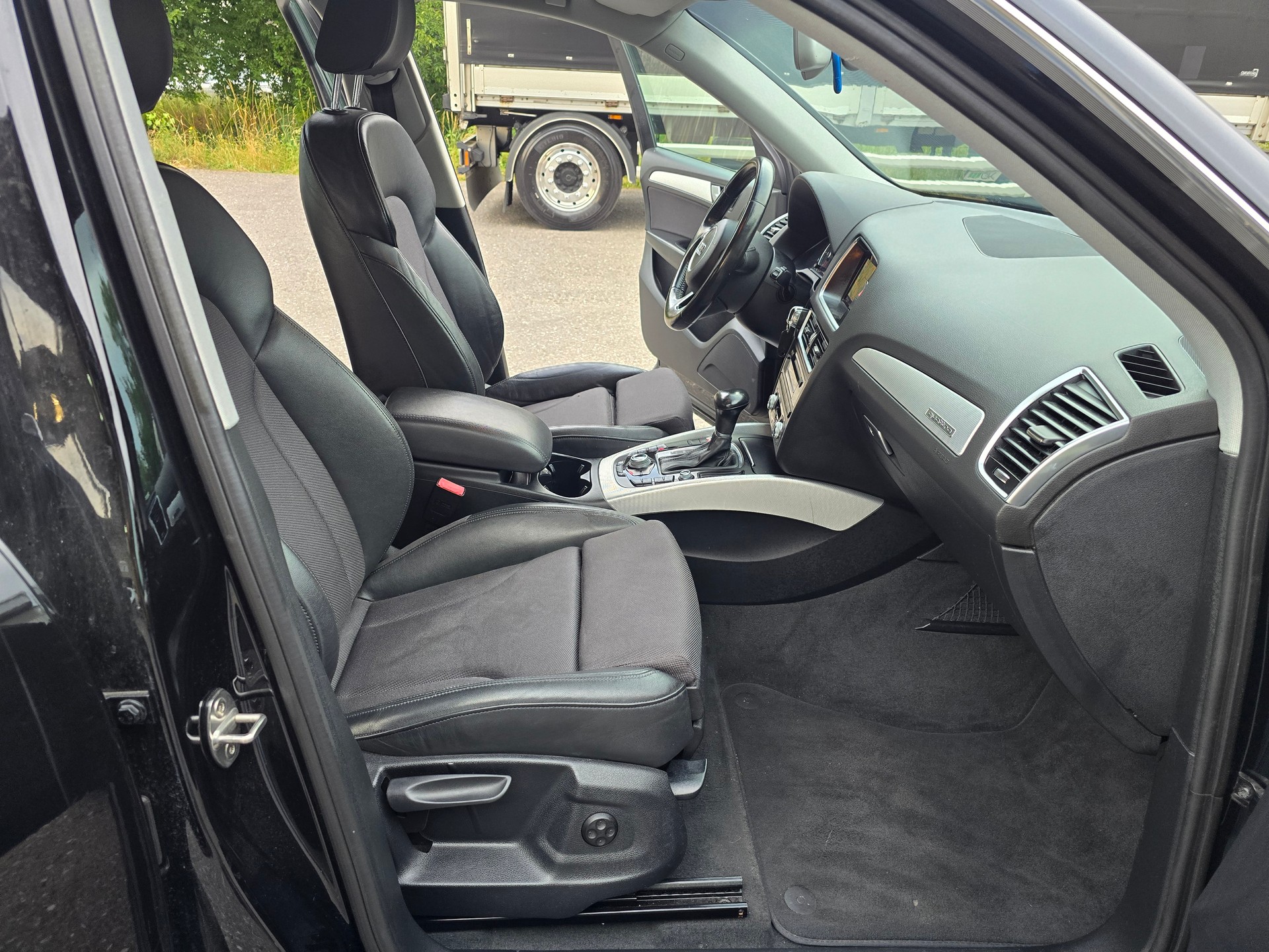 AUDI Q5 2.0 TDI quattro S-tronic-image-13
