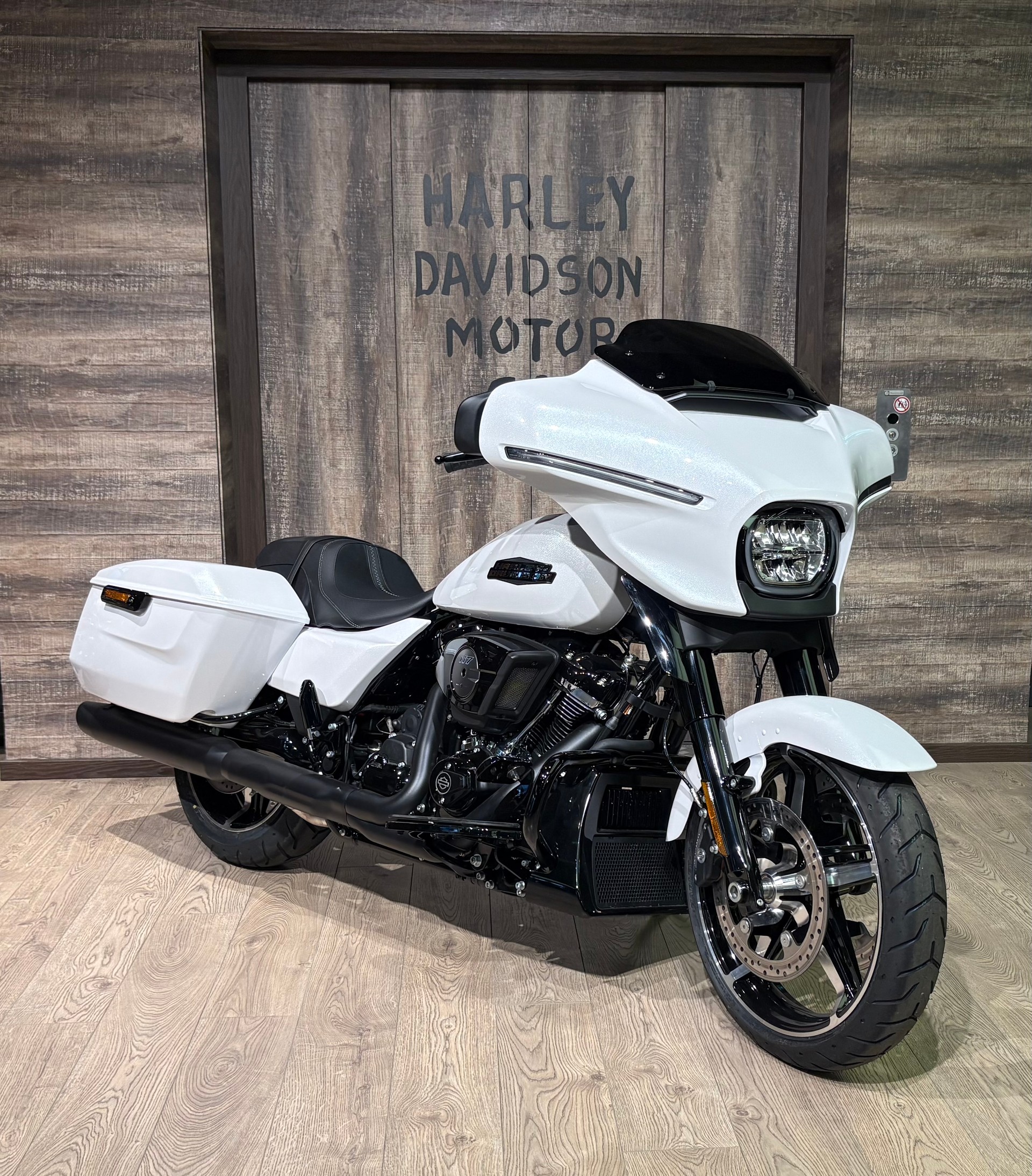 HARLEY-DAVIDSON FLHX Street Glide Black Finish 117-showroom-element-1