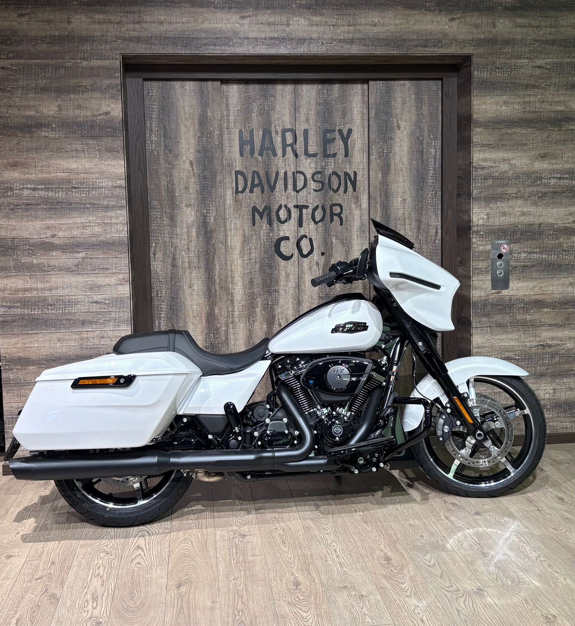 HARLEY-DAVIDSON FLHX Street Glide Black Finish 117