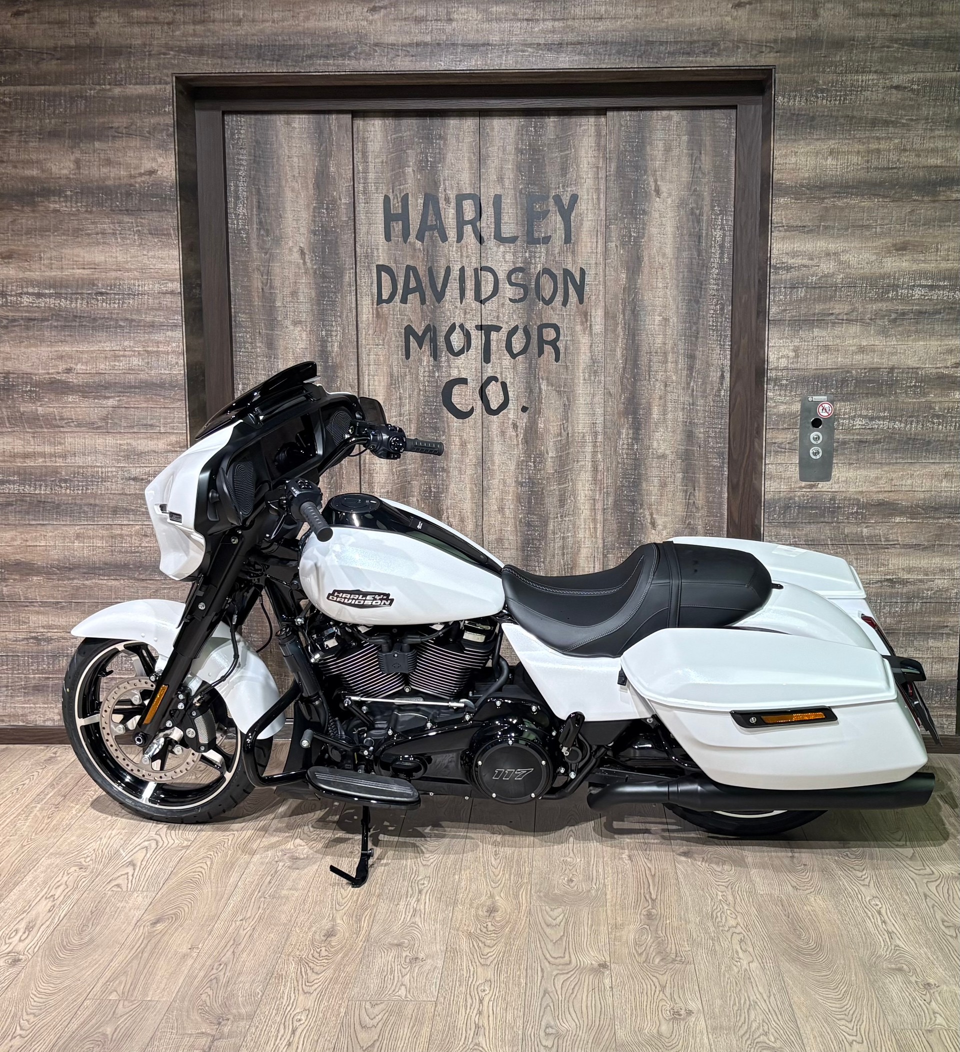 HARLEY-DAVIDSON FLHX Street Glide Black Finish 117-showroom-element-3