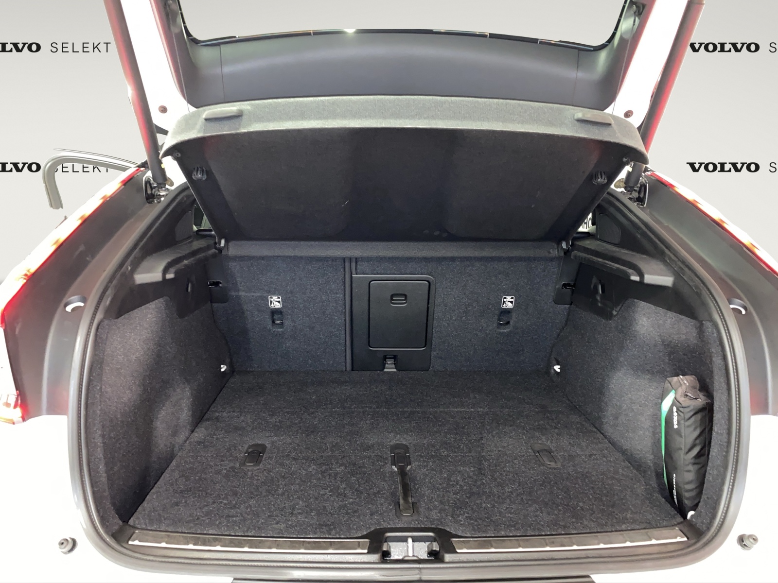 VOLVO C40 P8 Twin Recharge AWD-image-13