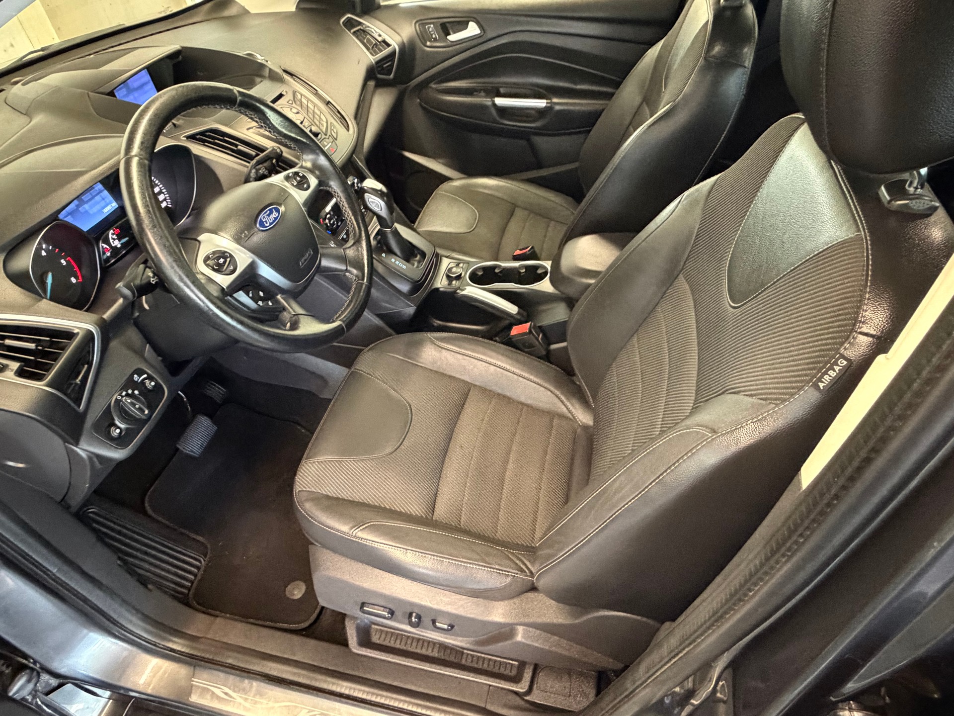 FORD Kuga 2.0 TDCi Titanium S 4WD PowerShift-image-9