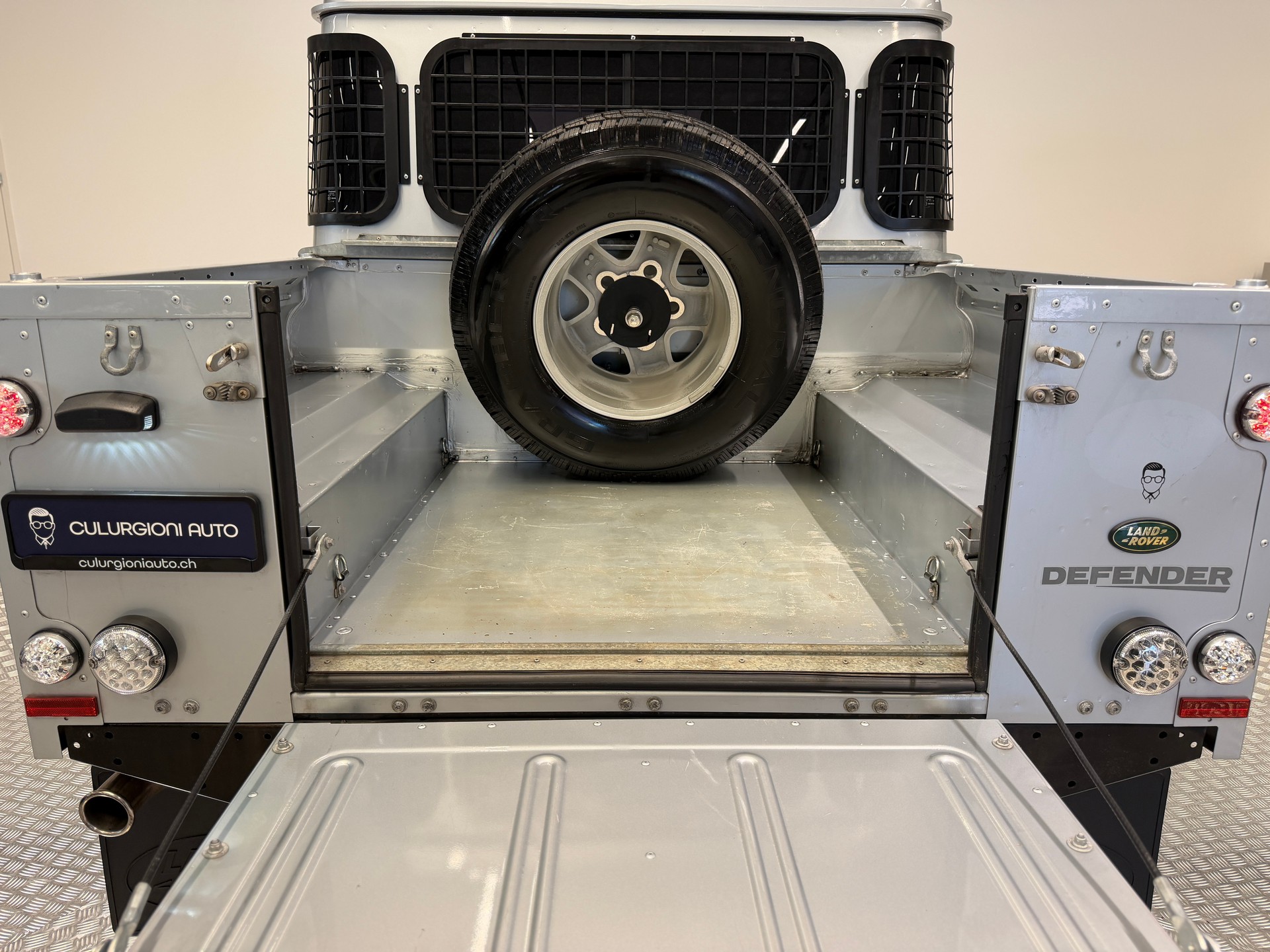 LAND ROVER Defender 110-image-16