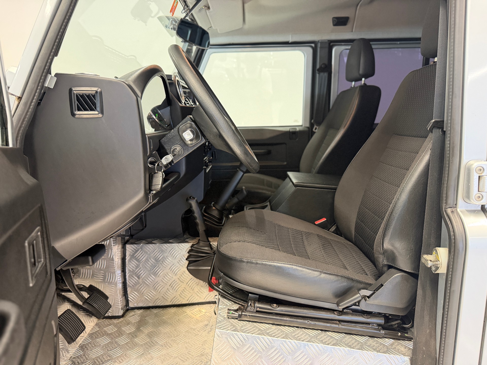 LAND ROVER Defender 110-image-12