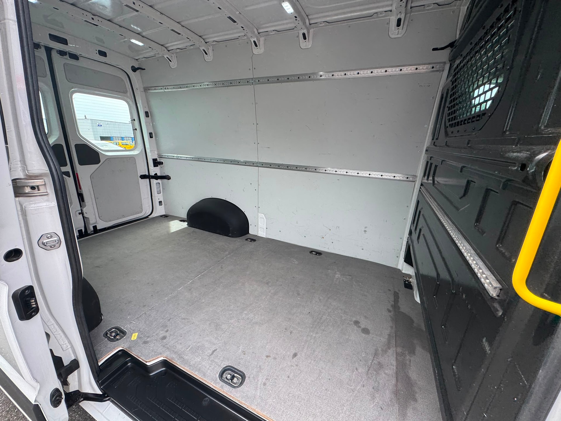 VW Crafter 35 2.0 TDI L3 Automat mit Klima-image-6