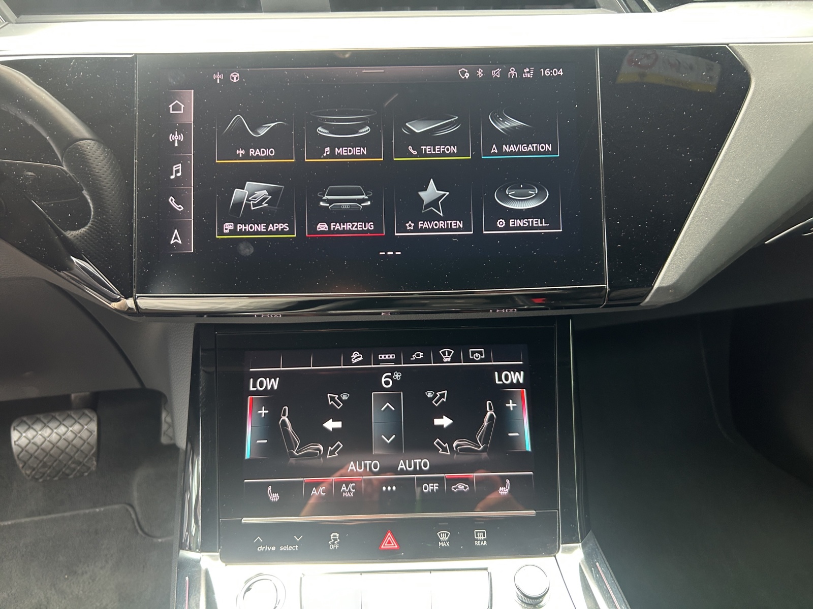 AUDI e-tron 55 S Line Black Edition quattro-image-10
