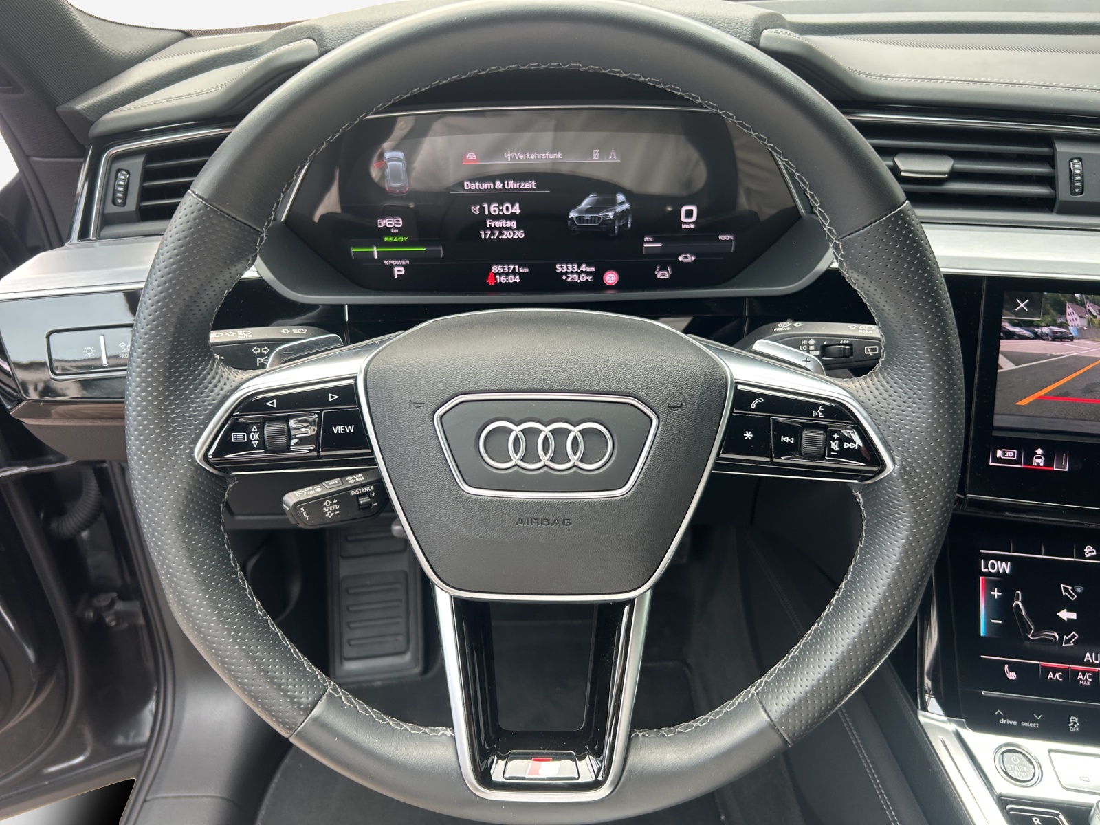 AUDI e-tron 55 S Line Black Edition quattro-image-9
