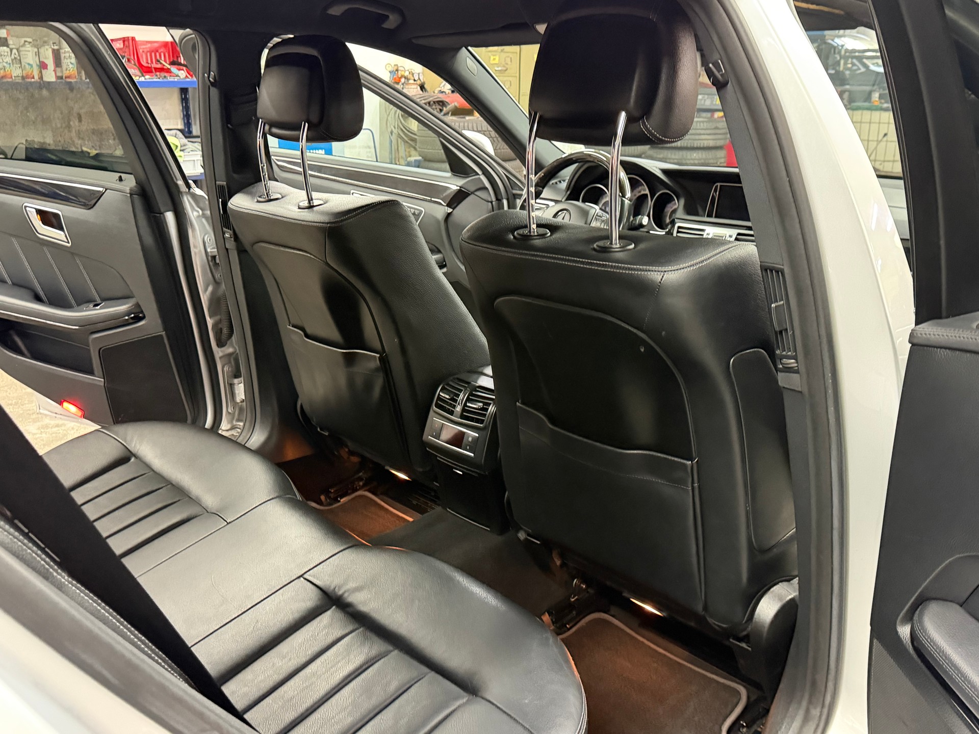 MERCEDES-BENZ E 350 BlueTEC Avantgarde 4Matic 7G-Tronic-image-11
