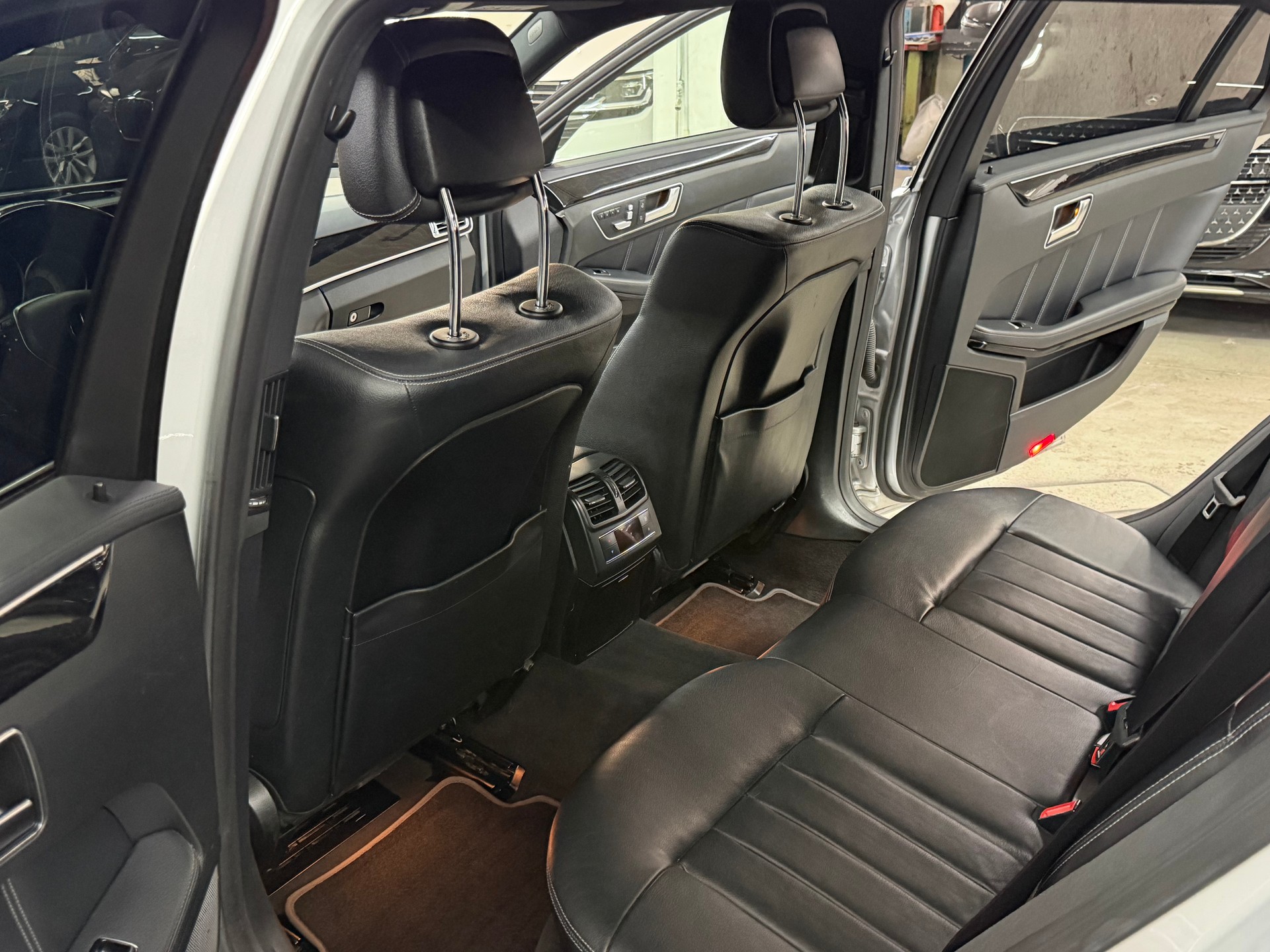 MERCEDES-BENZ E 350 BlueTEC Avantgarde 4Matic 7G-Tronic-image-13