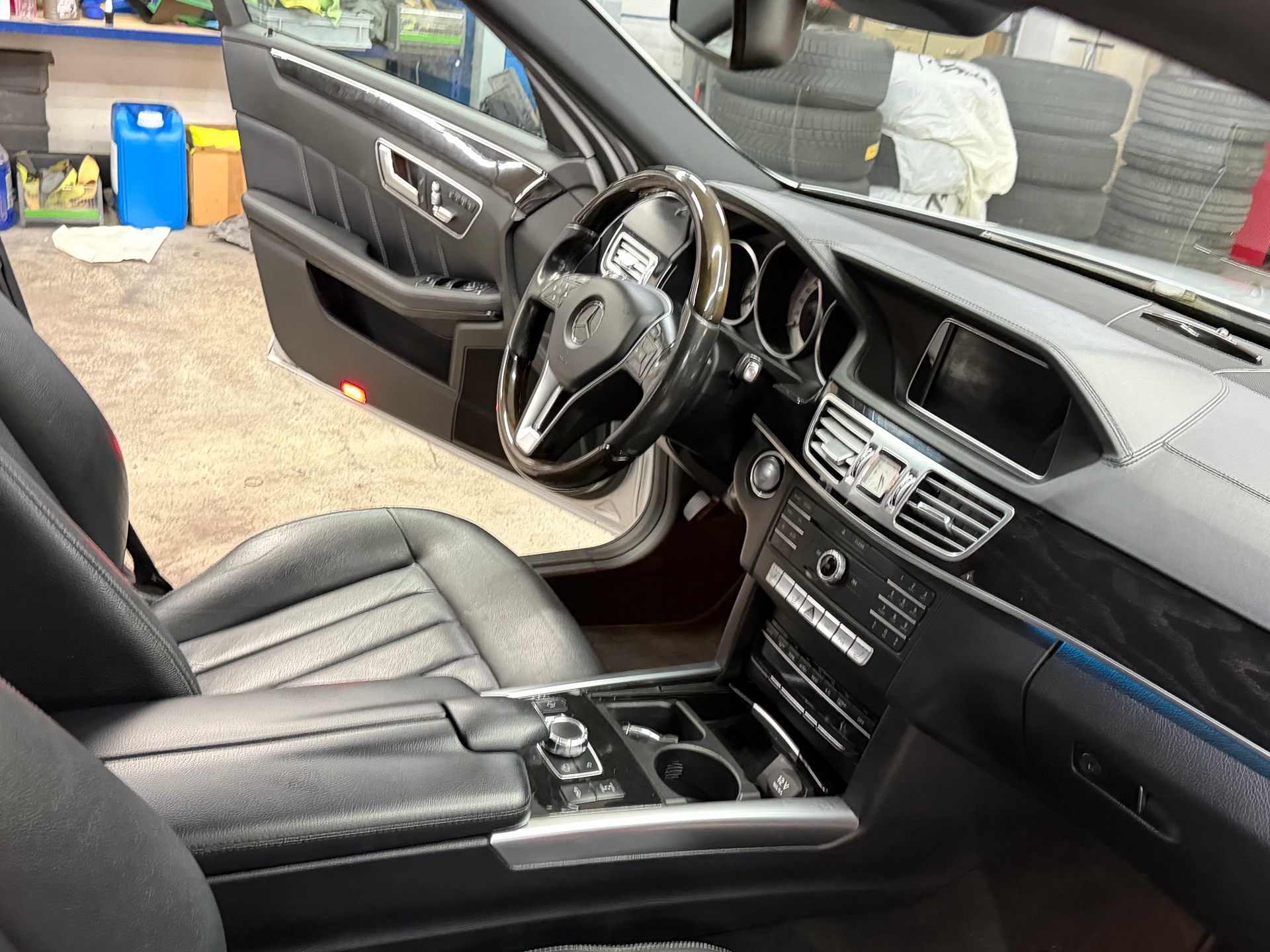 MERCEDES-BENZ E 350 BlueTEC Avantgarde 4Matic 7G-Tronic-image-8