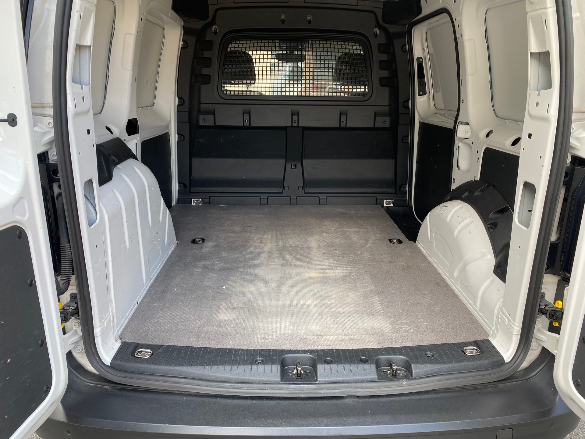 VW Caddy Cargo 2.0TDI 4Motion-image-5