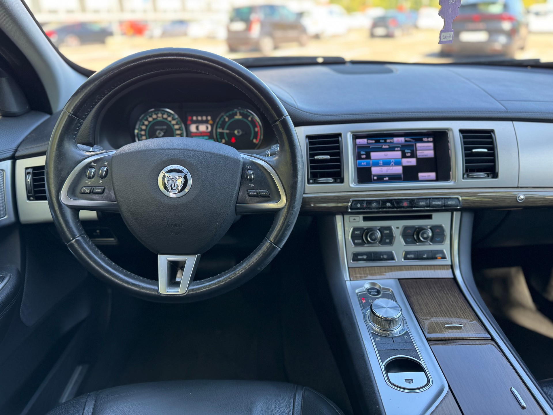 JAGUAR XF 2.2d Luxury-image-12