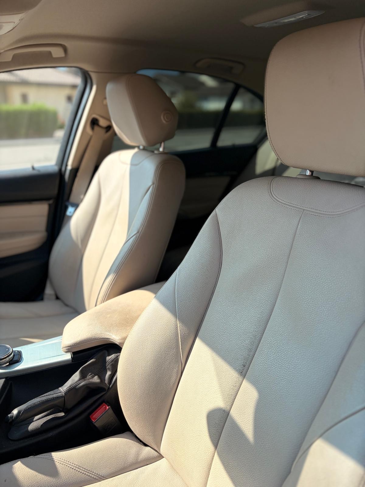 BMW 320d xDrive Luxury Line Steptronic-image-7