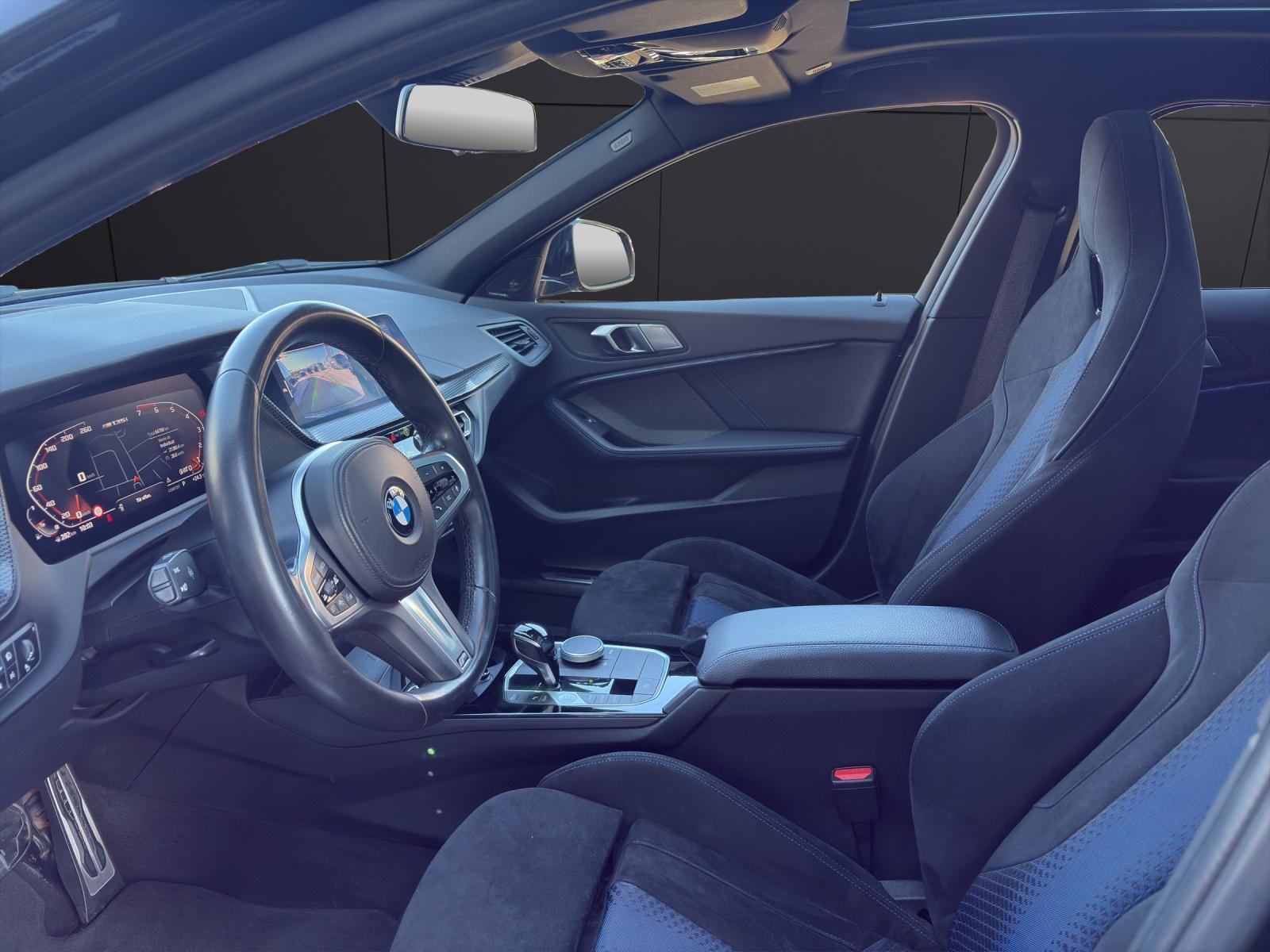 BMW M135i xDrive-showroom-element-1