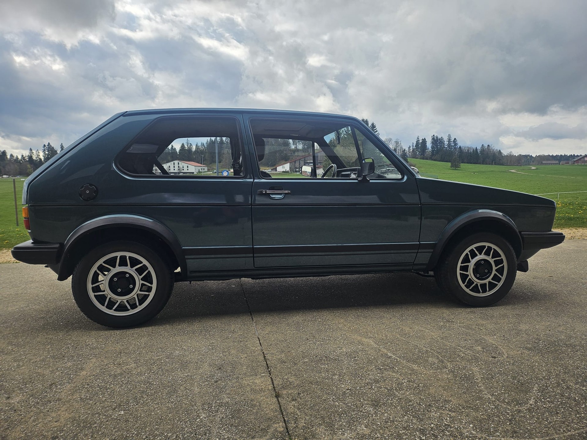 VW GOLF 1800 GTI ORIGINAL VETERANENFAHRZEUG EXPERTISE VETERAN EN BON ETAT-image-9