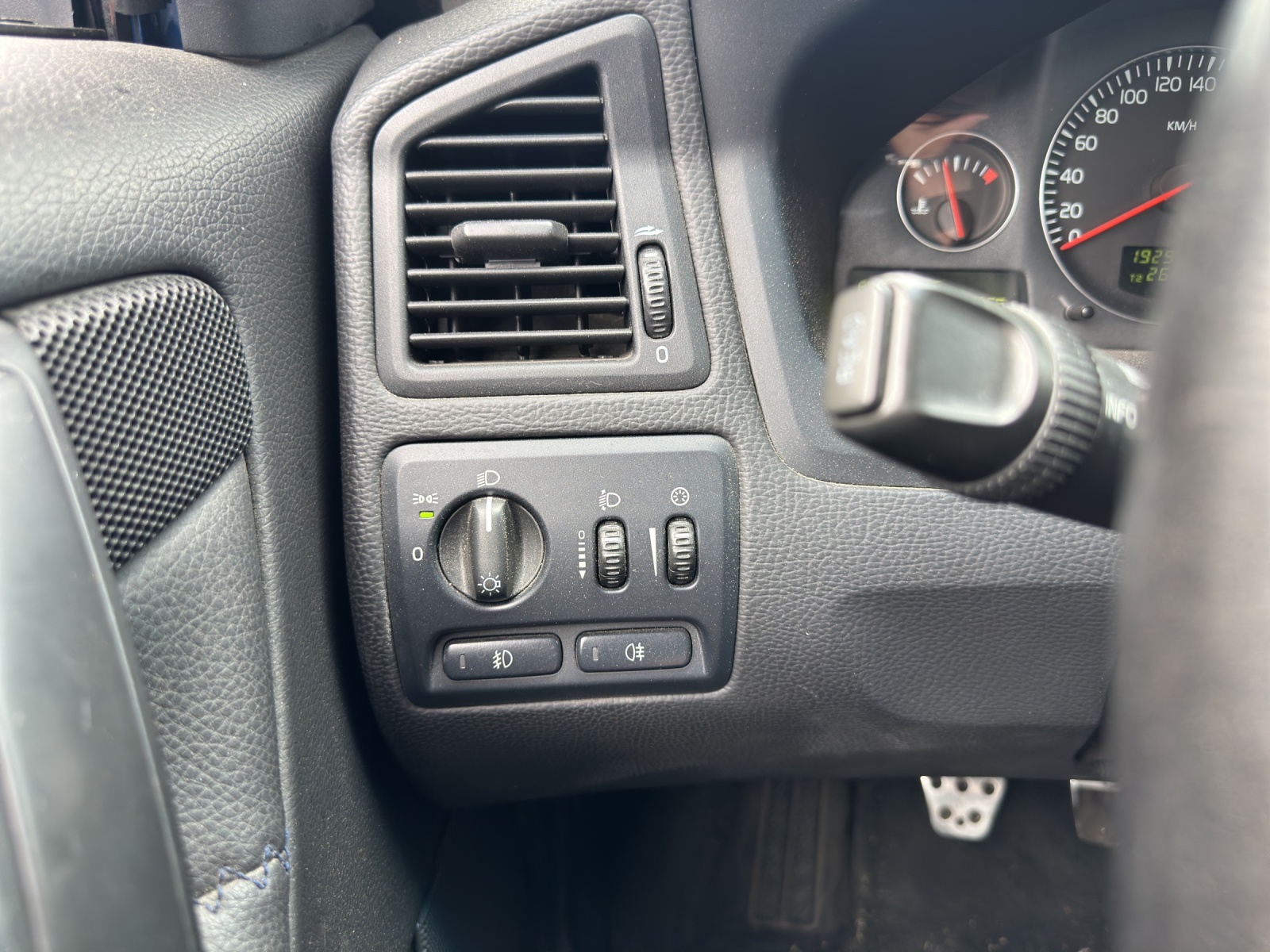 VOLVO XC70 2.5T AWD Momentum-image-14