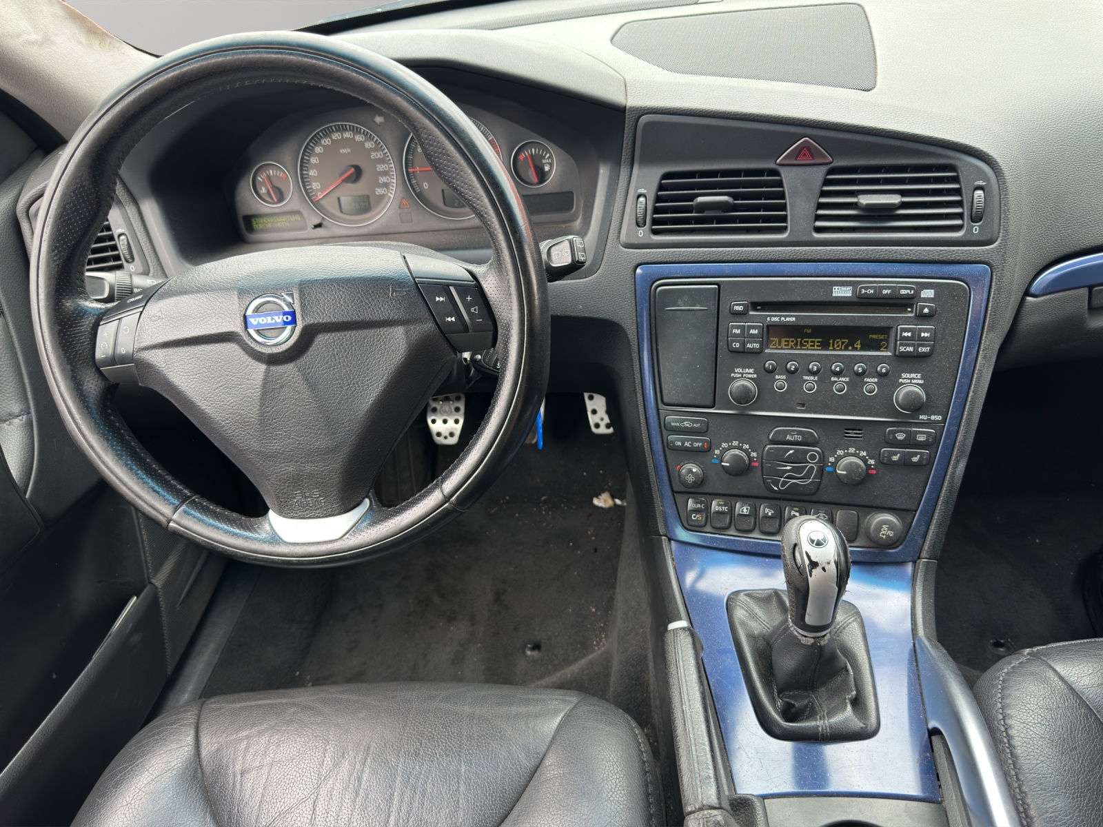 VOLVO XC70 2.5T AWD Momentum-image-9