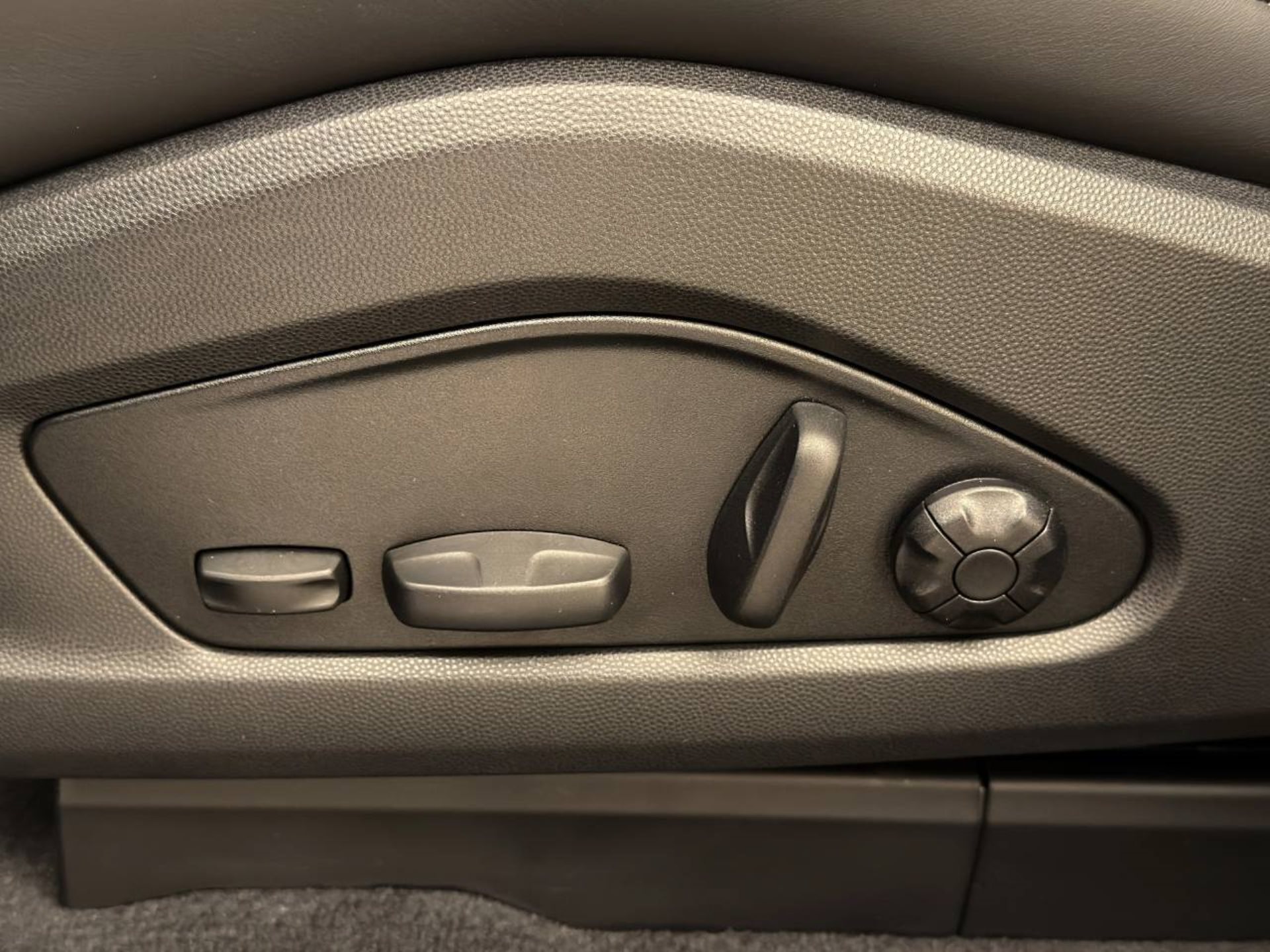 PORSCHE Macan 4S-image-25