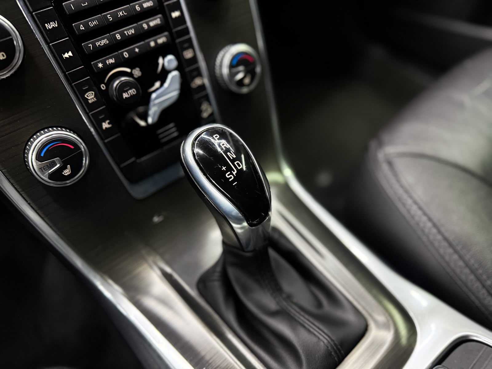 VOLVO XC70 D5 AWD *AHK* Kinetic Dynamic Edition Geartronic-image-18