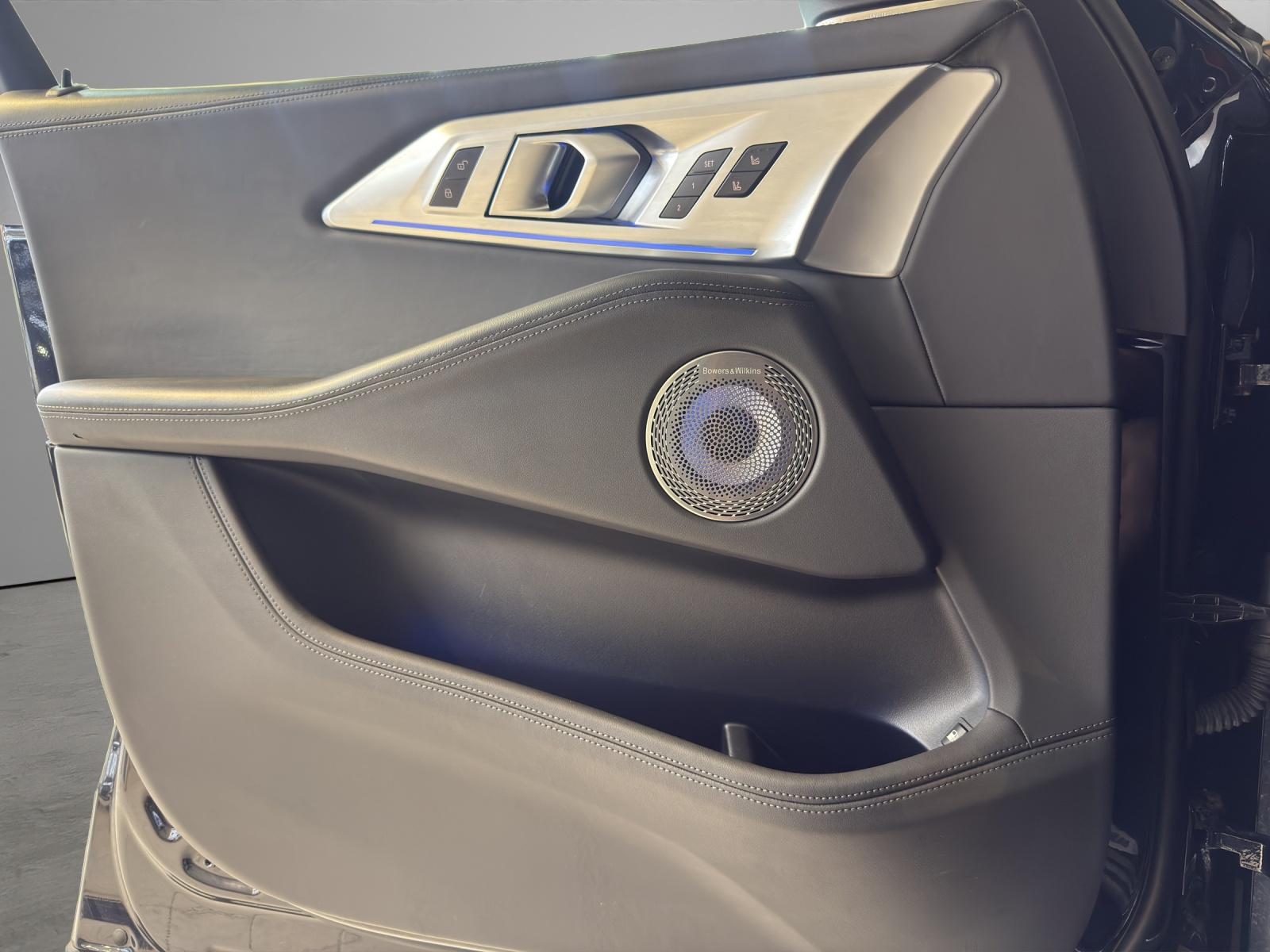 BMW XM-image-9