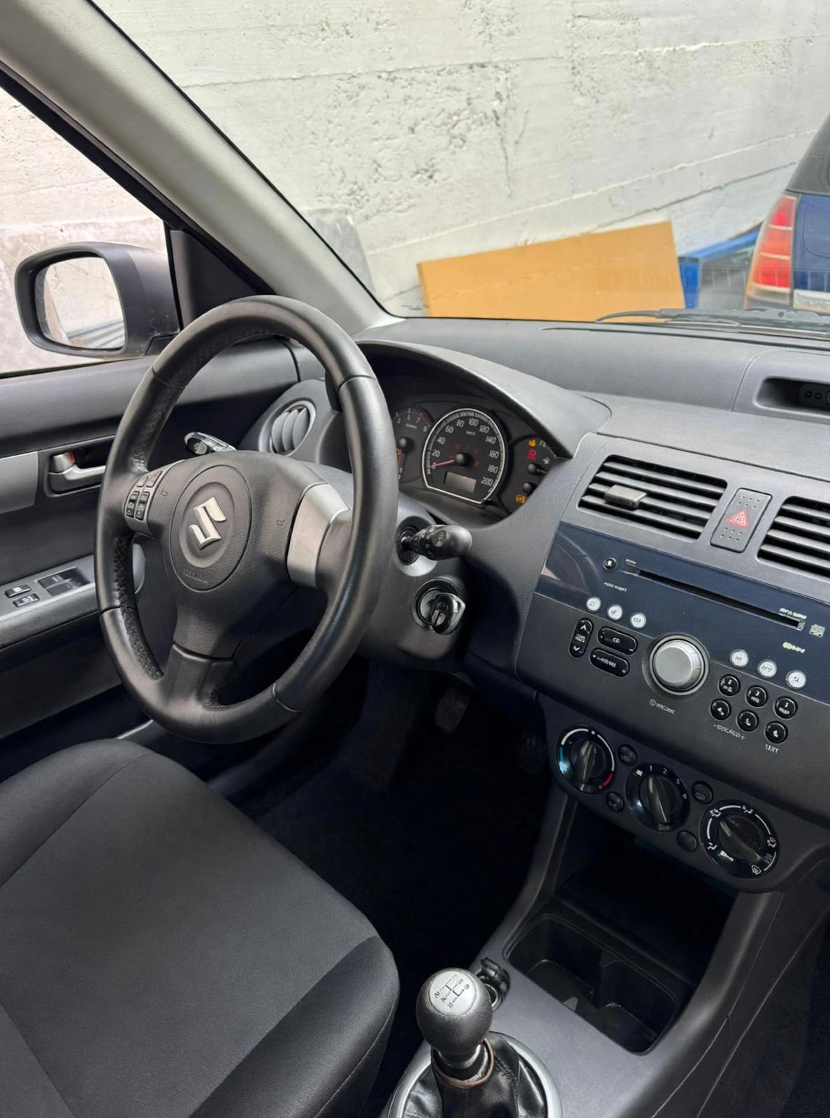 SUZUKI Swift 1.3i 16V GL Top-image-1