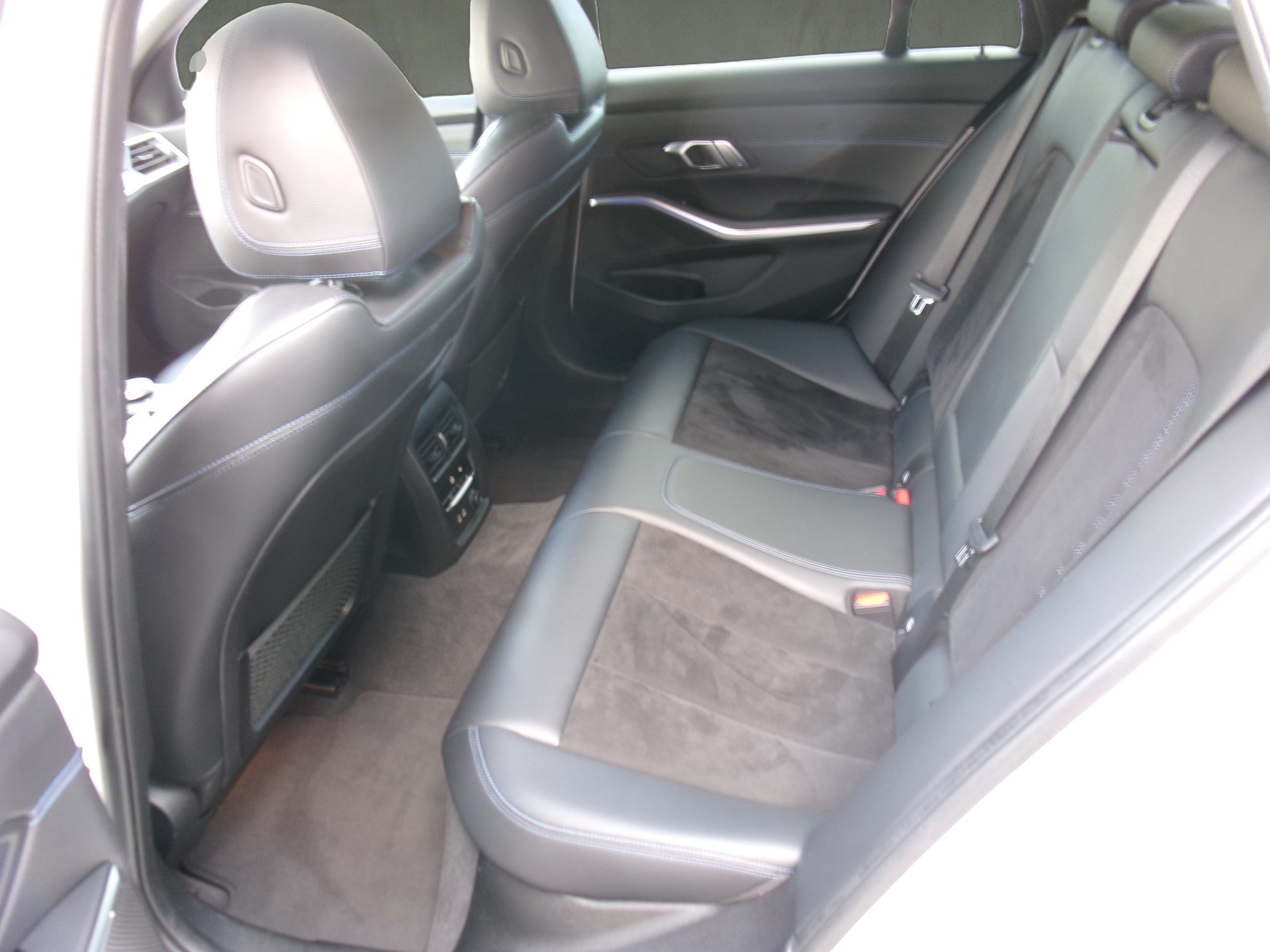 BMW 320d xDrive Touring M Sport Steptronic-image-11