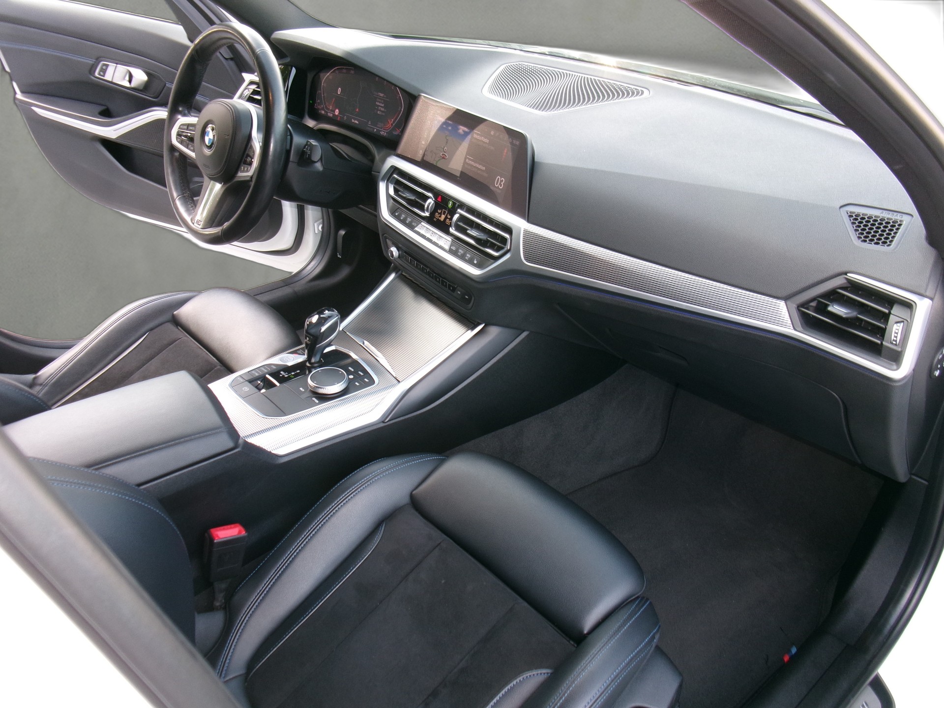 BMW 320d xDrive Touring M Sport Steptronic-image-10
