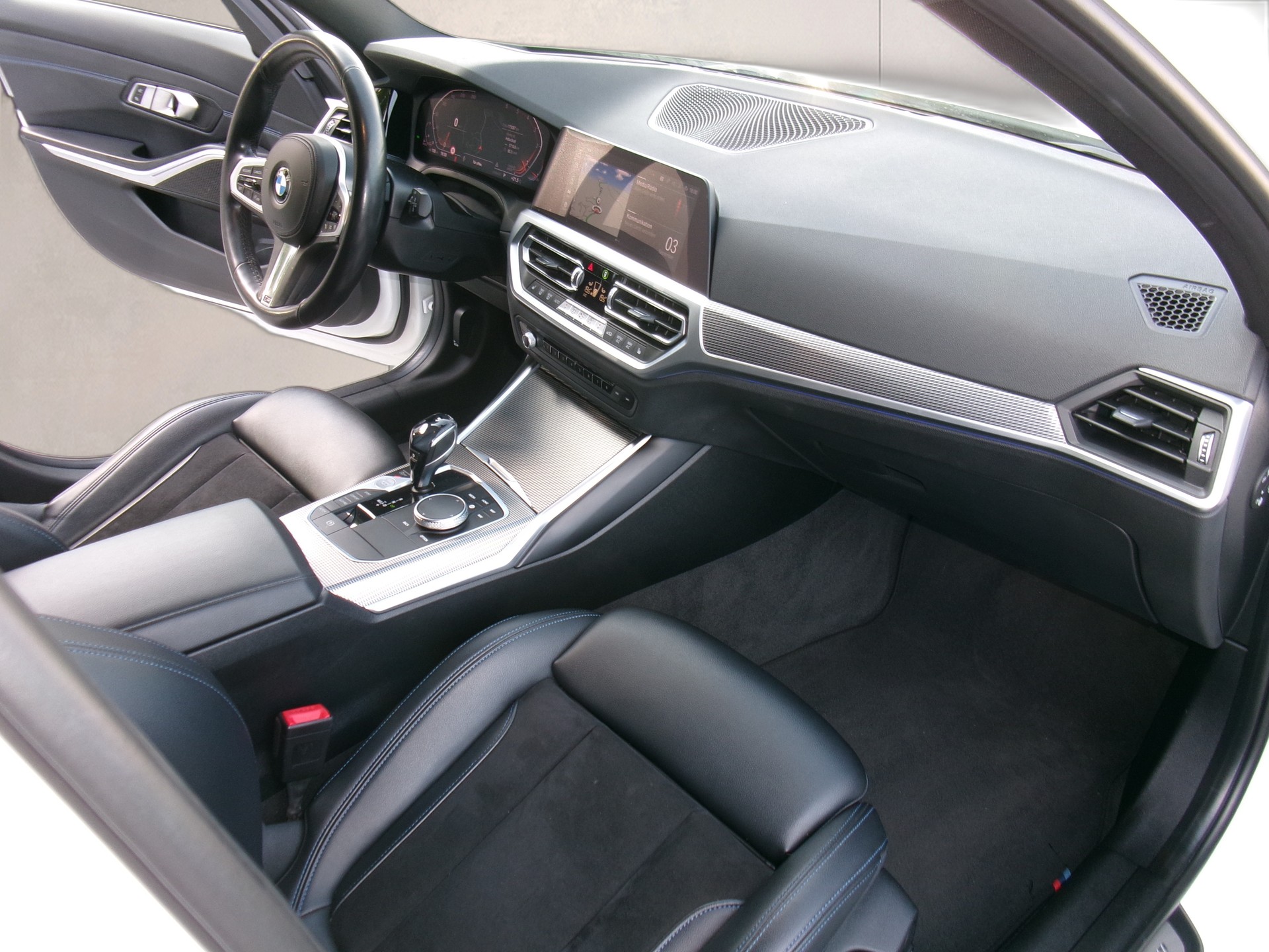 BMW 320d xDrive Touring M Sport Steptronic-image-10