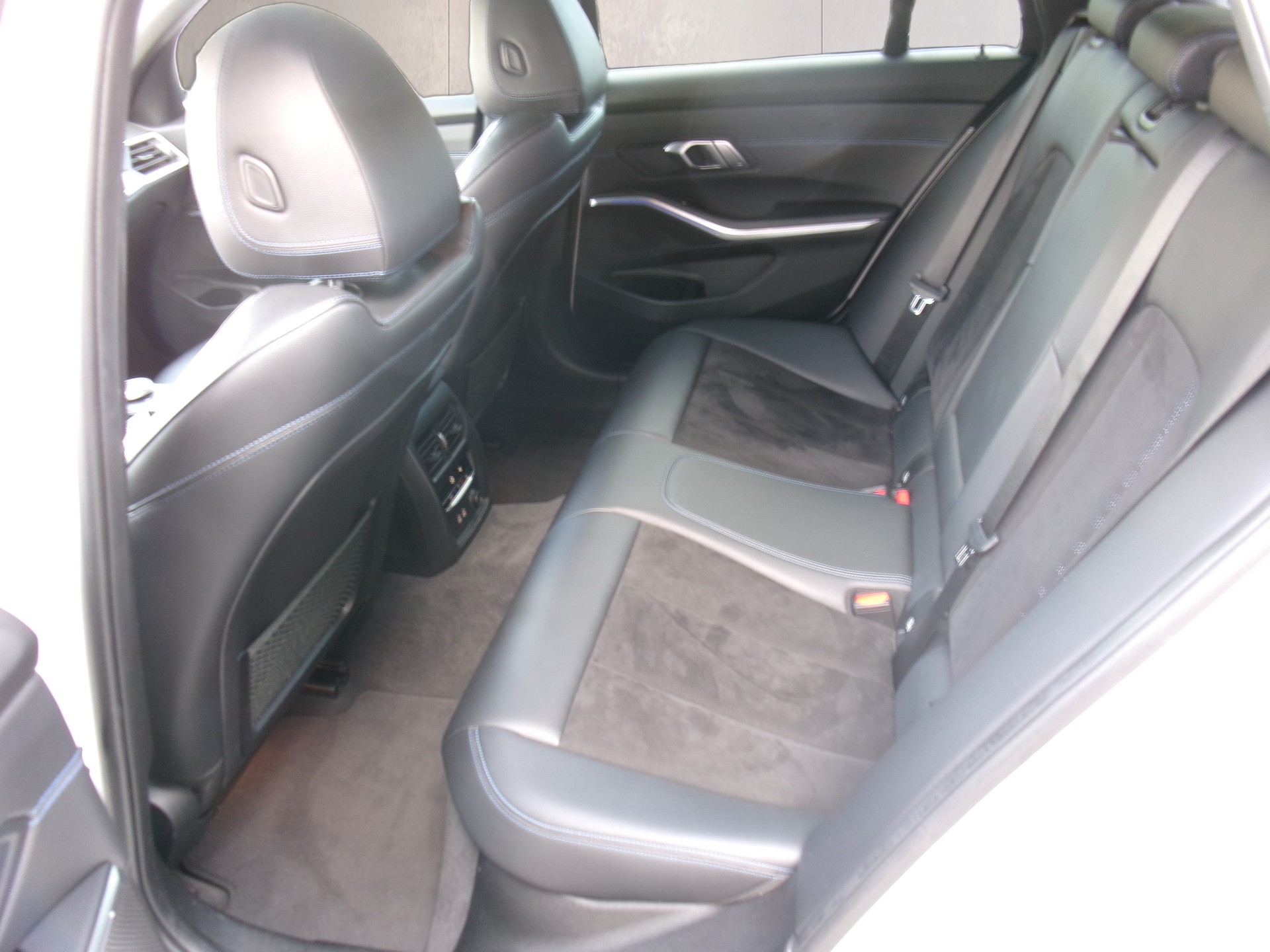 BMW 320d xDrive Touring M Sport Steptronic-image-11