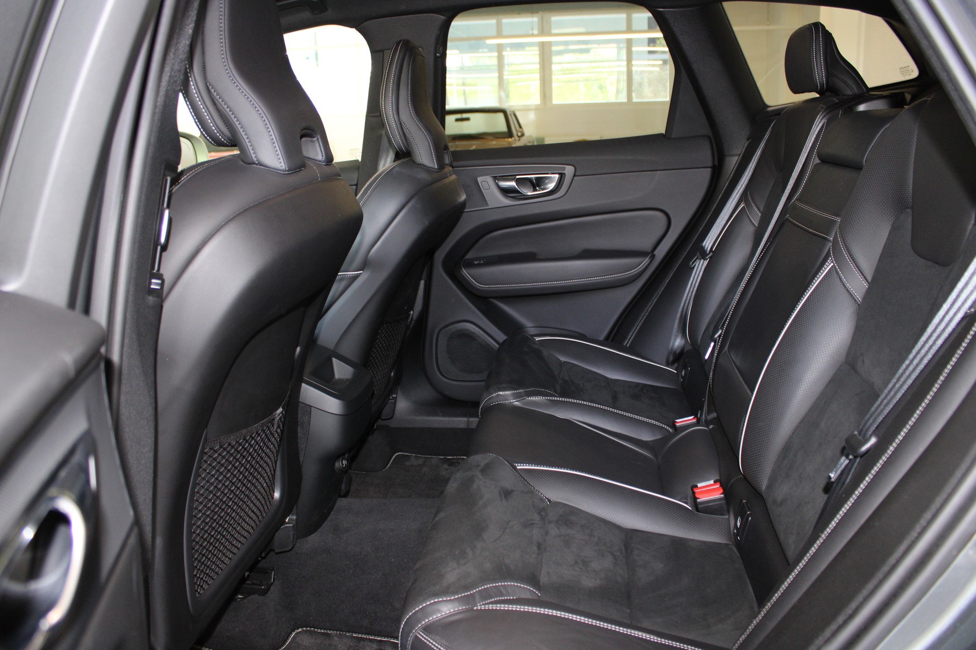 VOLVO XC60 D4 AWD R-Design Geartronic-image-10
