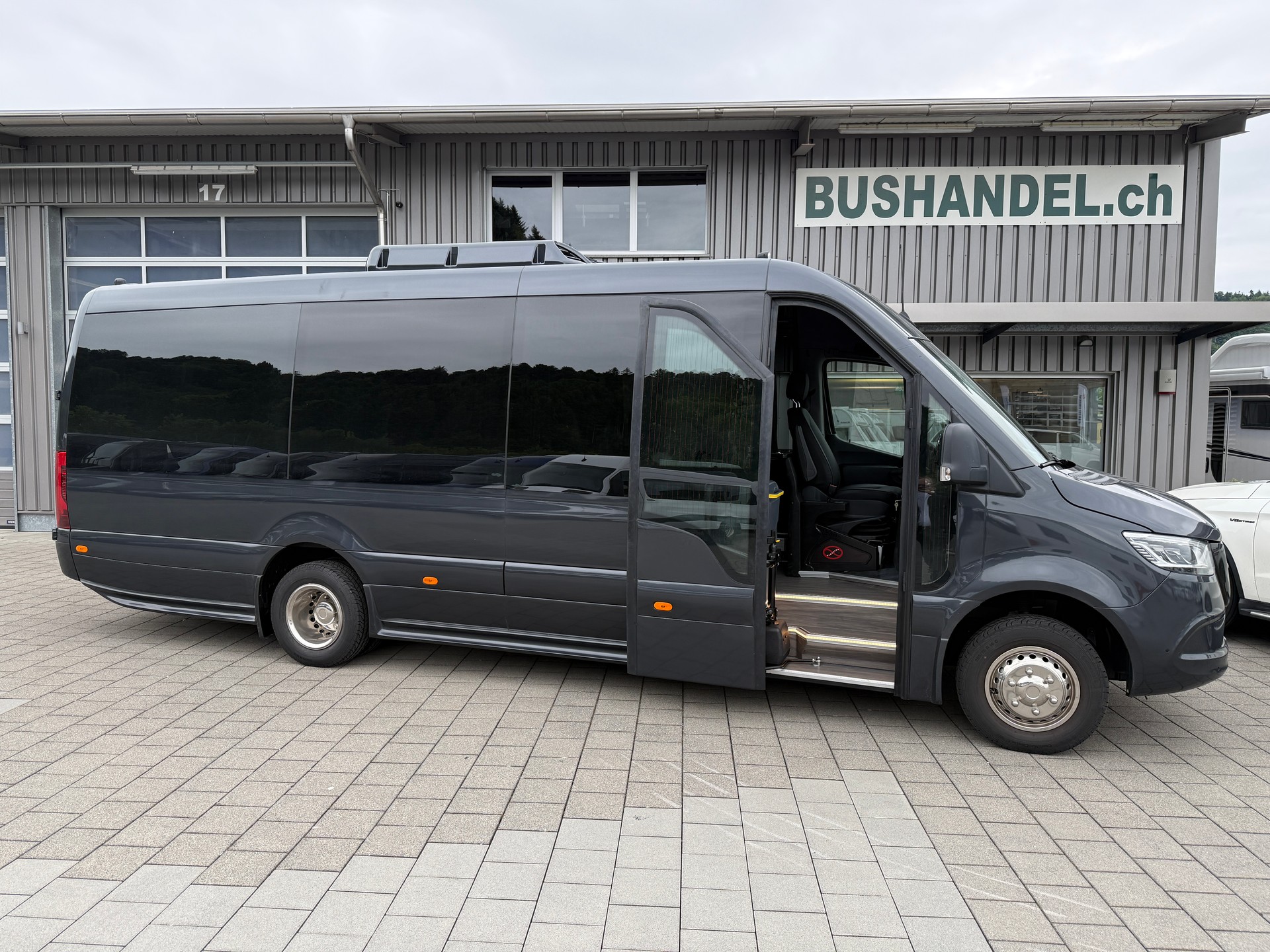 MERCEDES-BENZ VIP Midibus mit 17/21 Sitzplätzen-image-0