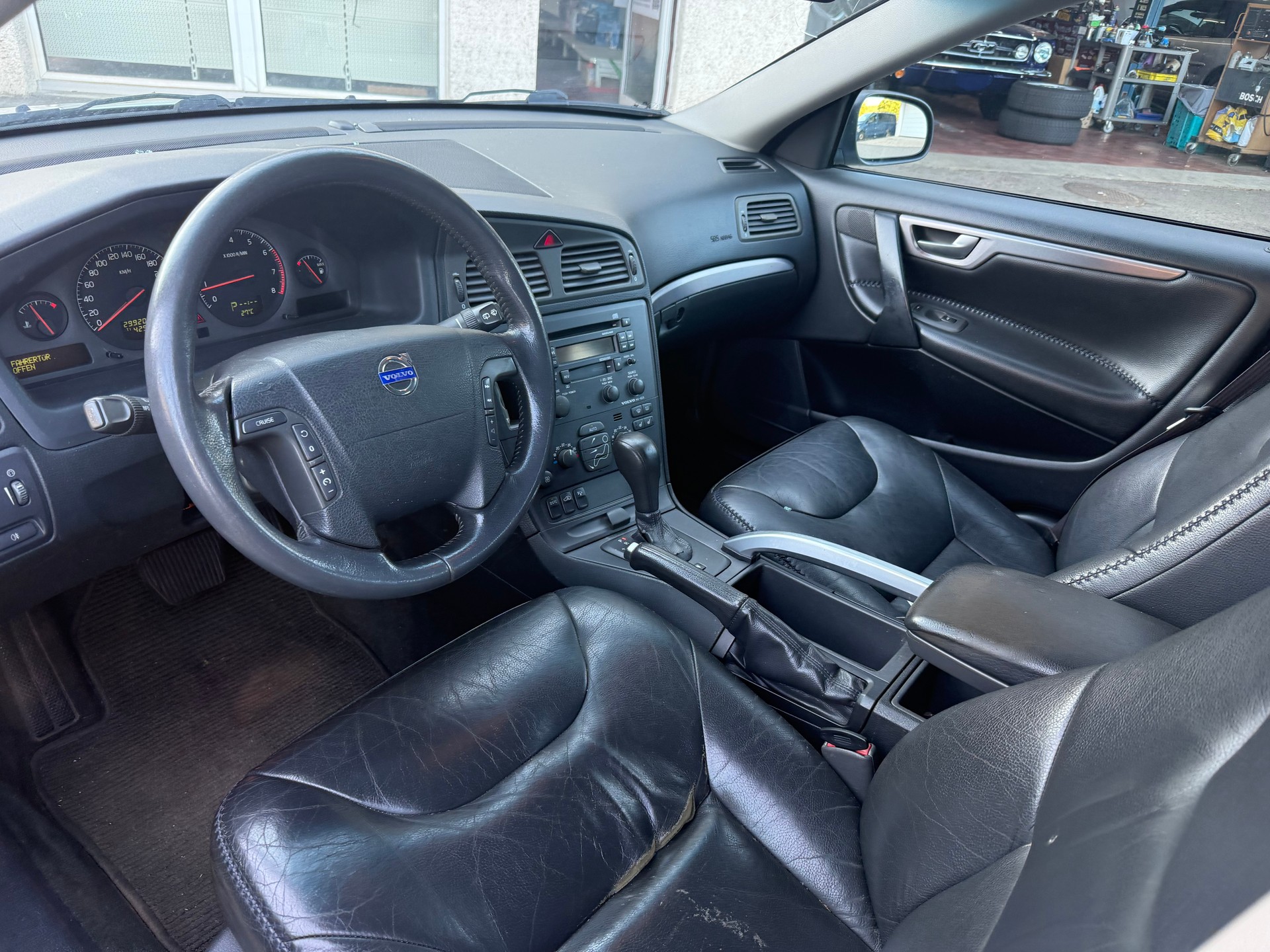 VOLVO XC70 2.5T AWD-image-6