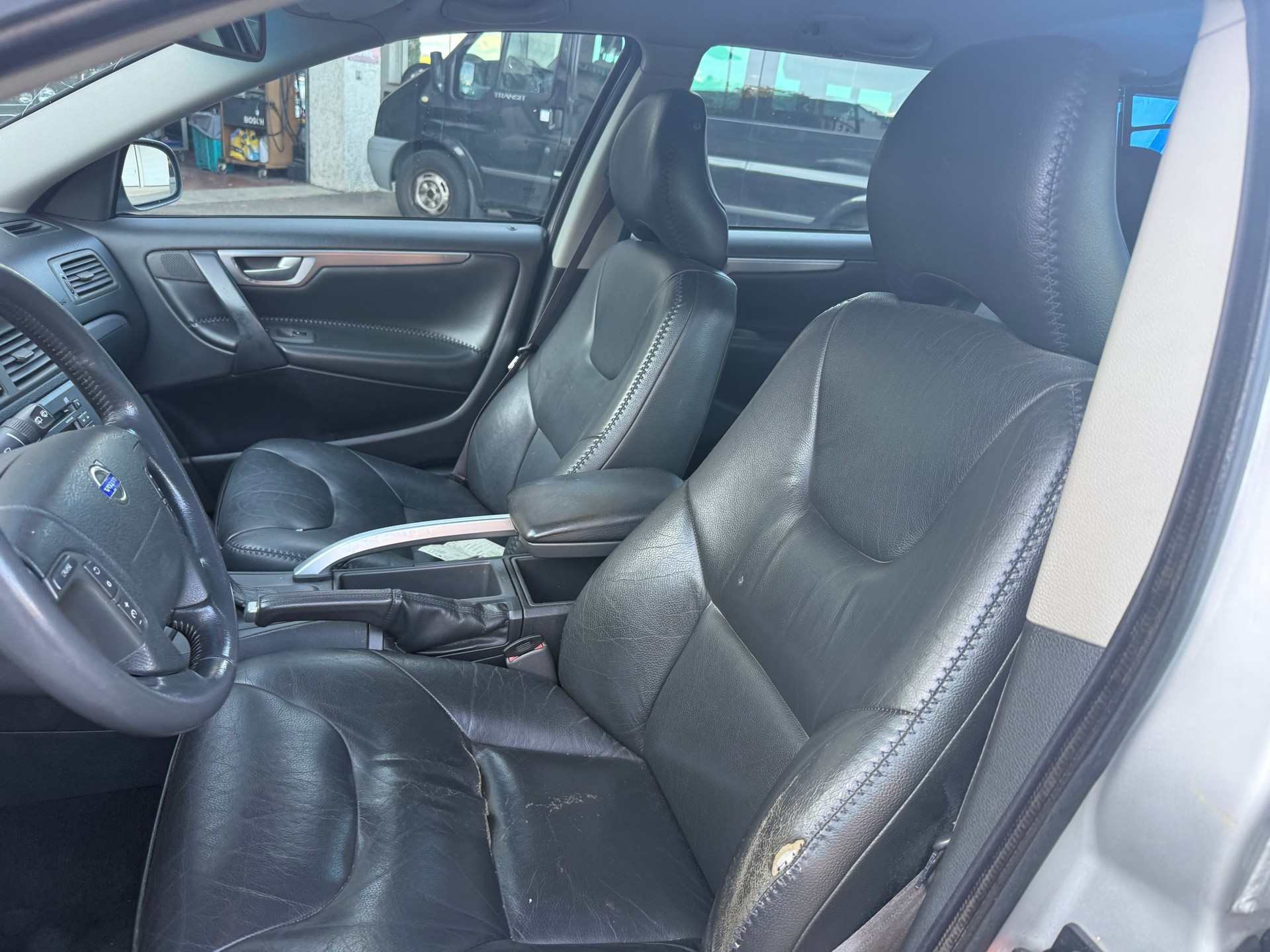 VOLVO XC70 2.5T AWD-image-7