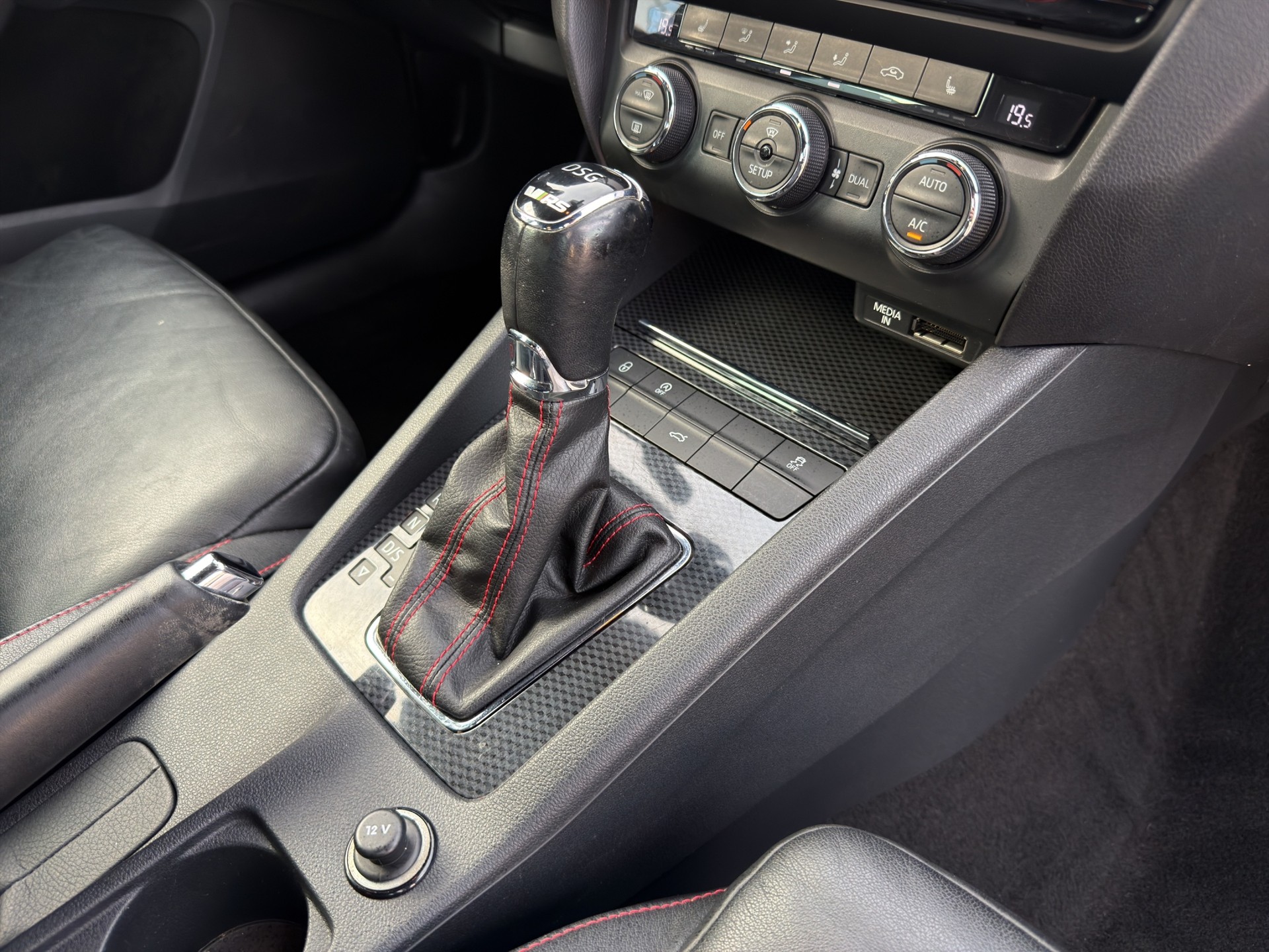 SKODA Octavia Combi 2.0 TSI RS DSG-image-15