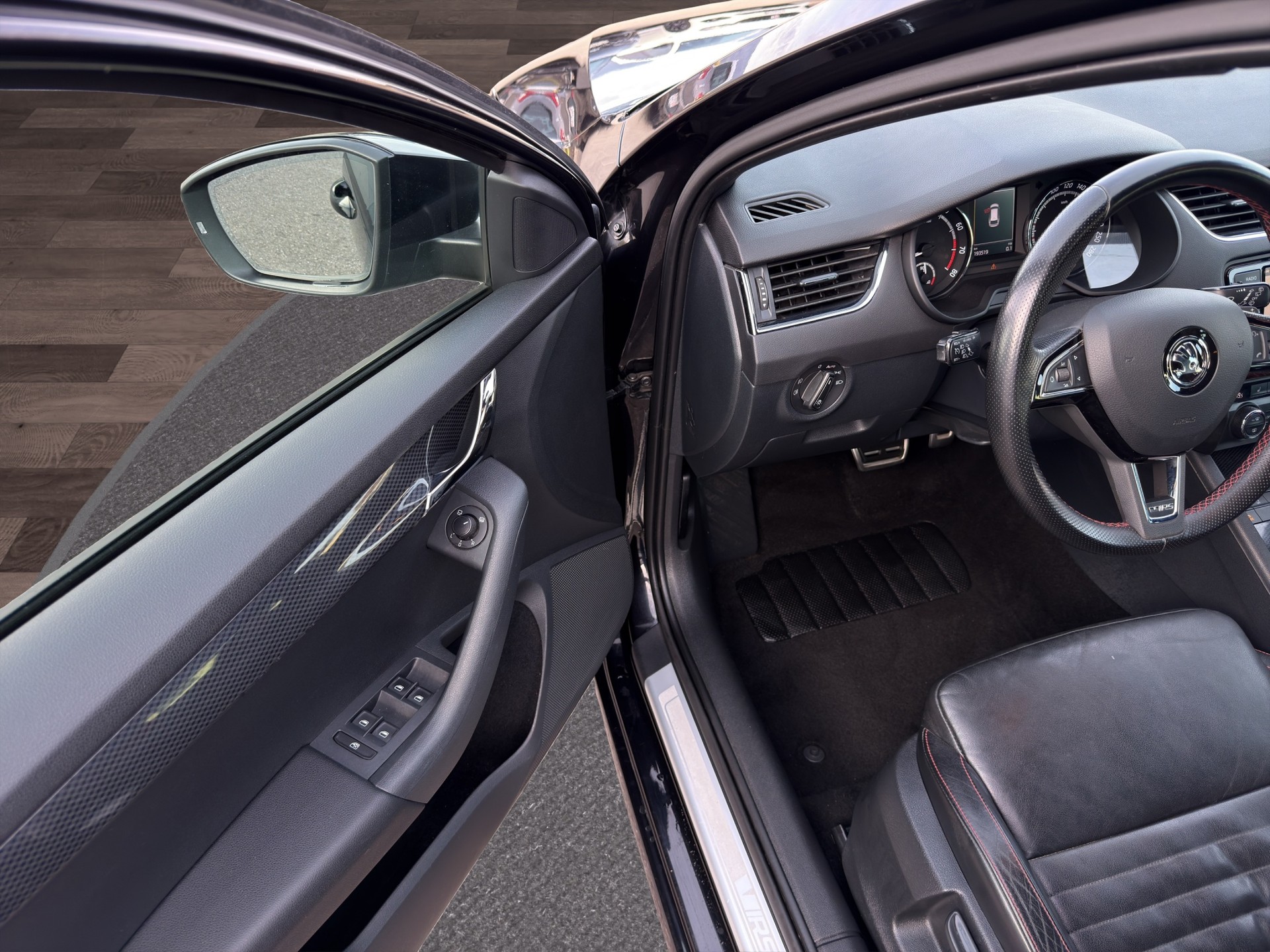 SKODA Octavia Combi 2.0 TSI RS DSG-image-17