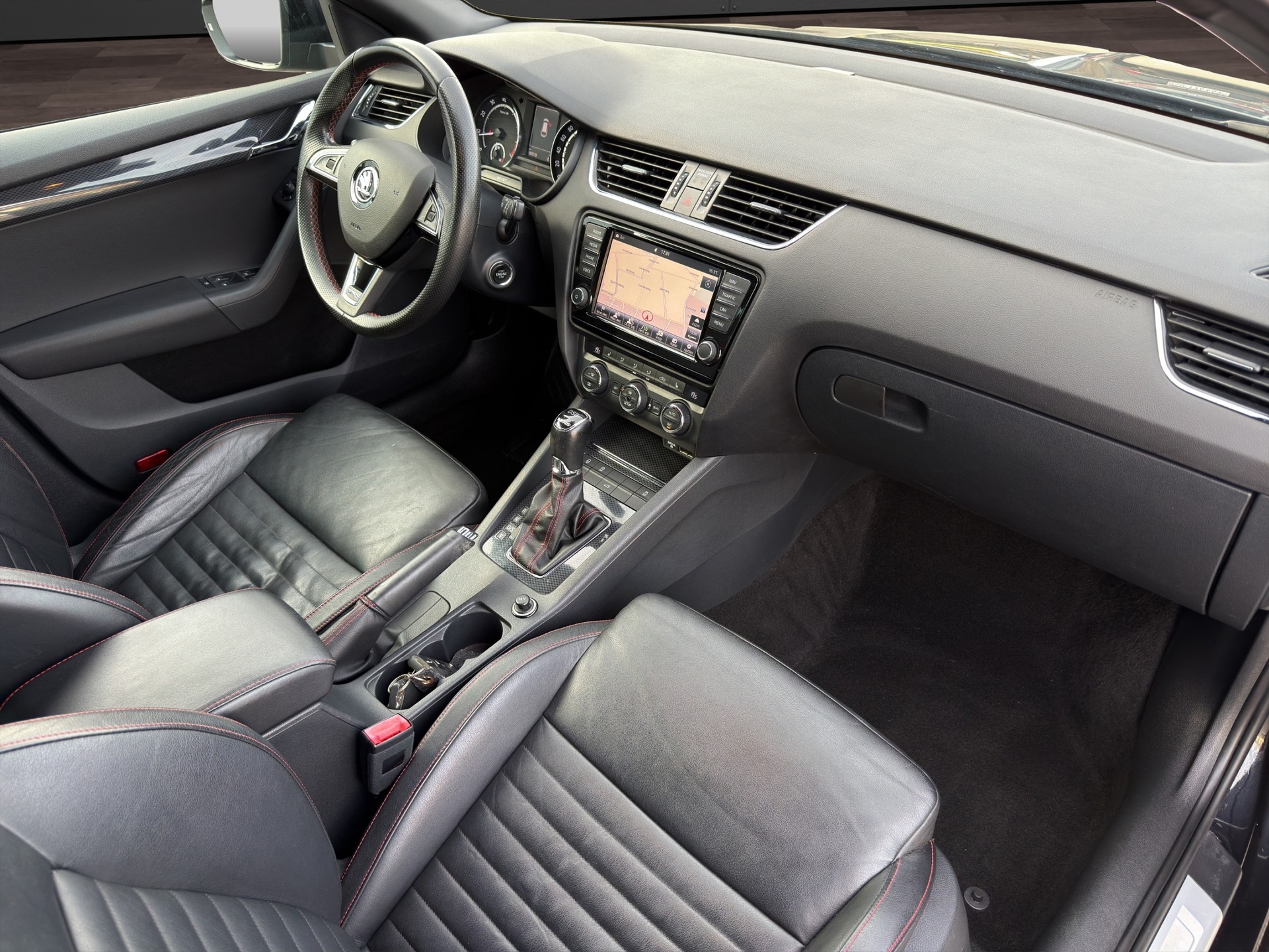 SKODA Octavia Combi 2.0 TSI RS DSG-image-16