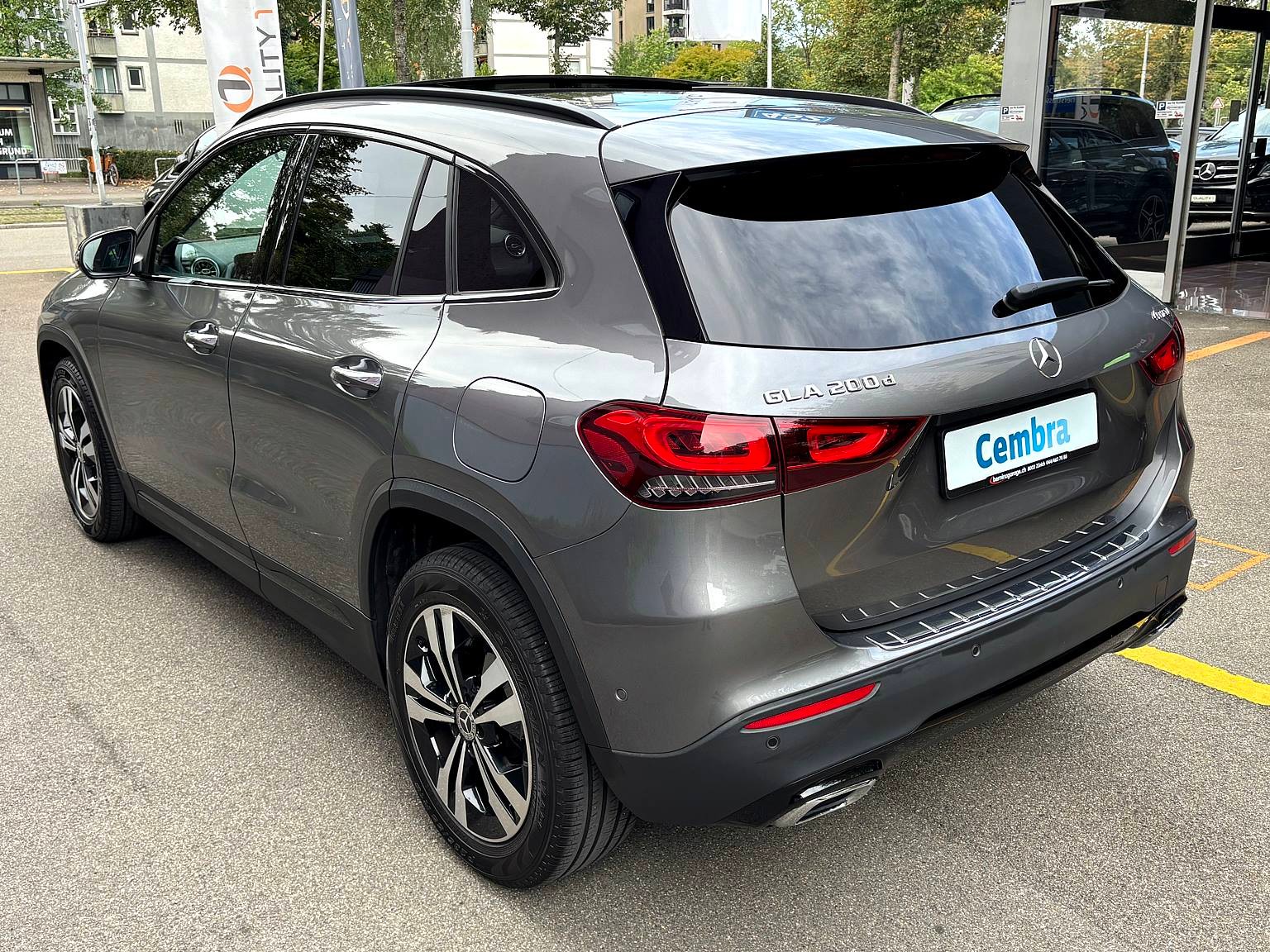 MERCEDES-BENZ GLA 200d Urban-/Progressive 4Matic 8G-DCT-image-3