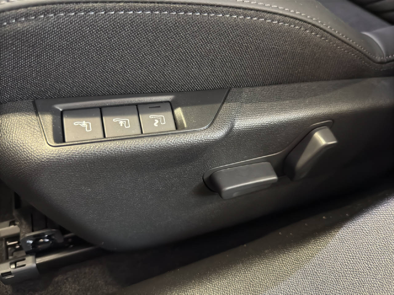 PEUGEOT 2008 1.2 Hybrid 145 GT-image-10