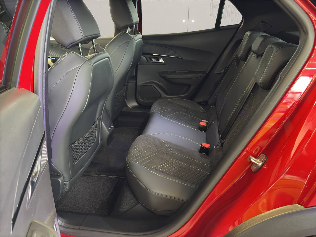 PEUGEOT 2008 1.2 Hybrid 145 GT-image-9