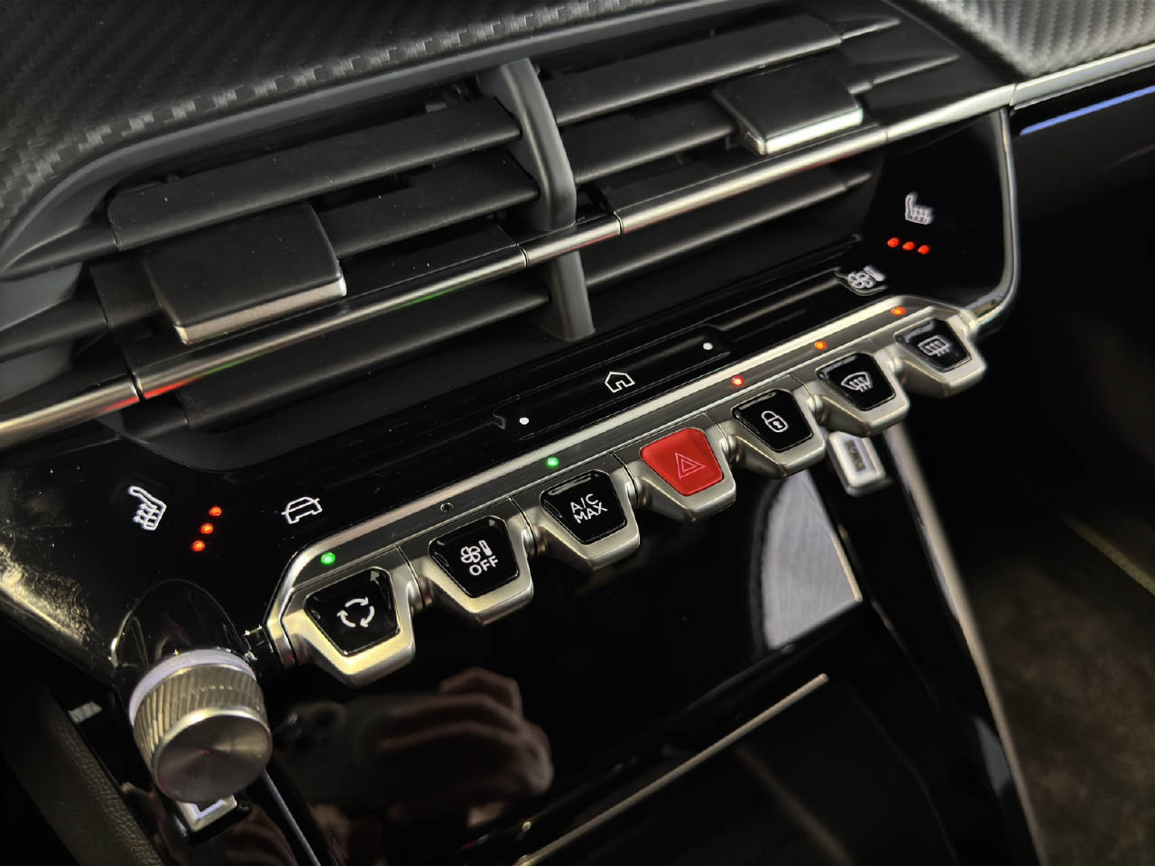 PEUGEOT 2008 1.2 Hybrid 145 GT-image-11